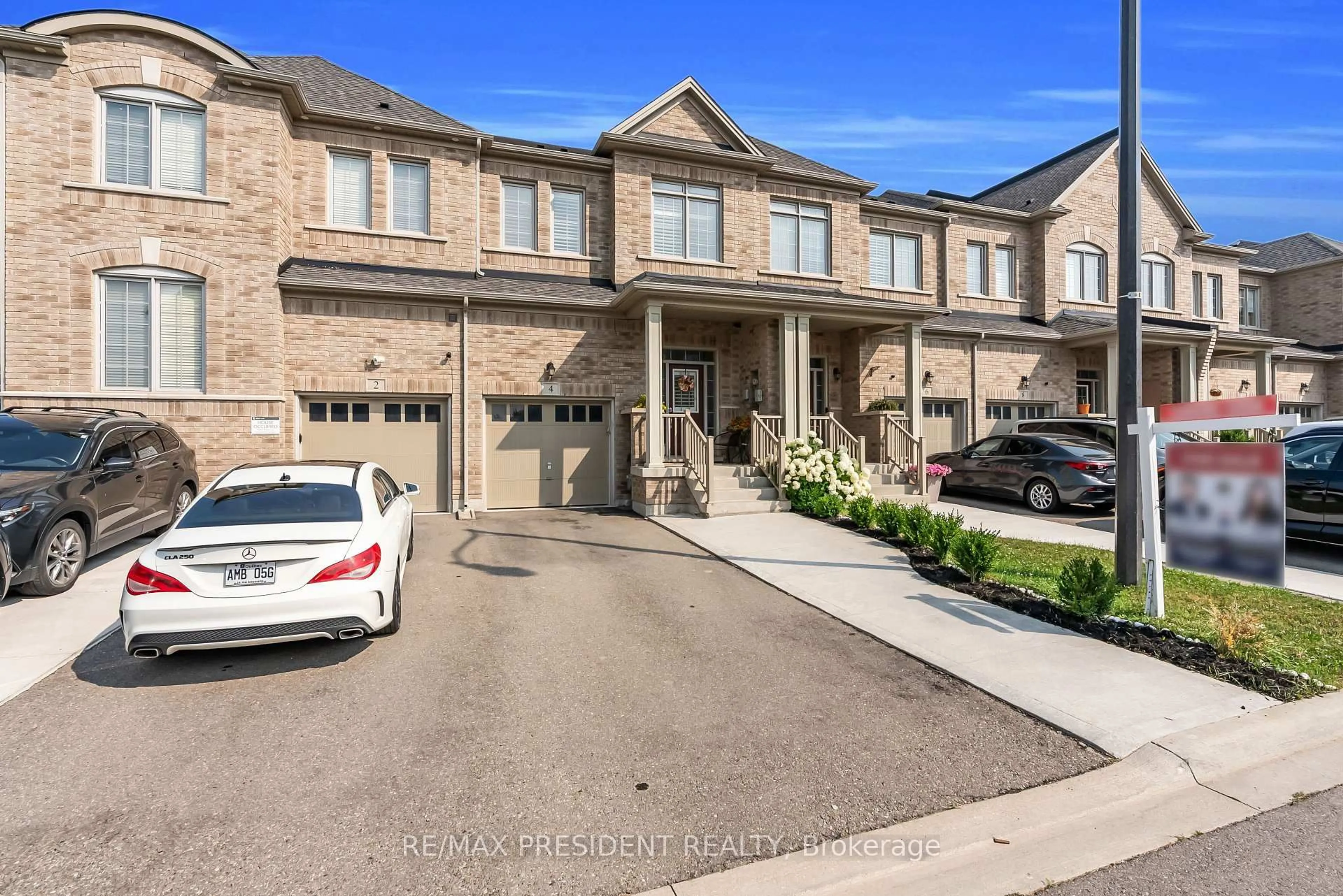 A pic from outside/outdoor area/front of a property/back of a property/a pic from drone, street for 4 Temple Manor Rd, Brampton Ontario L6Y 6C5