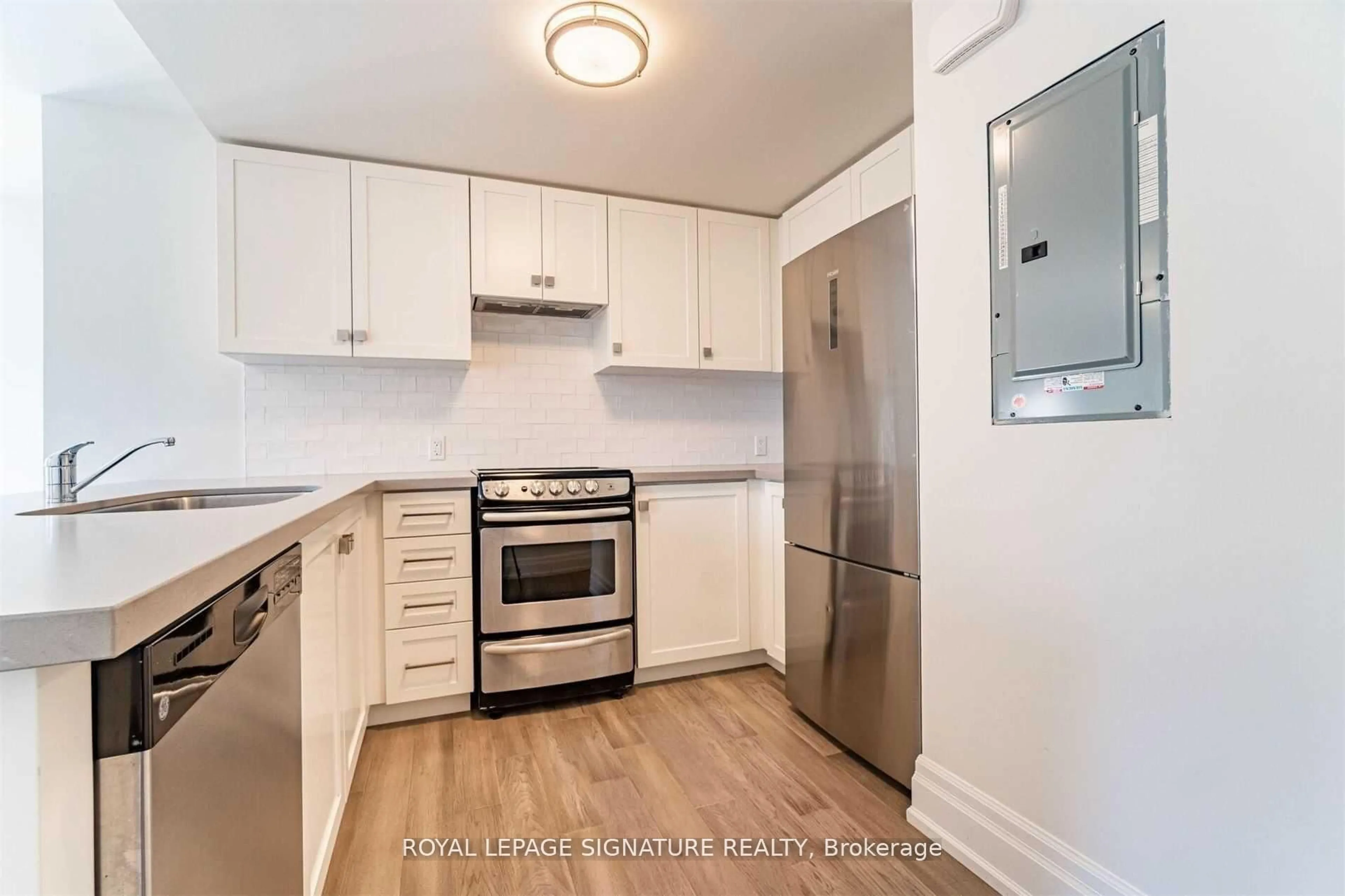 Standard kitchen, unknown for 760 Lakeshore Rd #202, Mississauga Ontario L5E 1C7