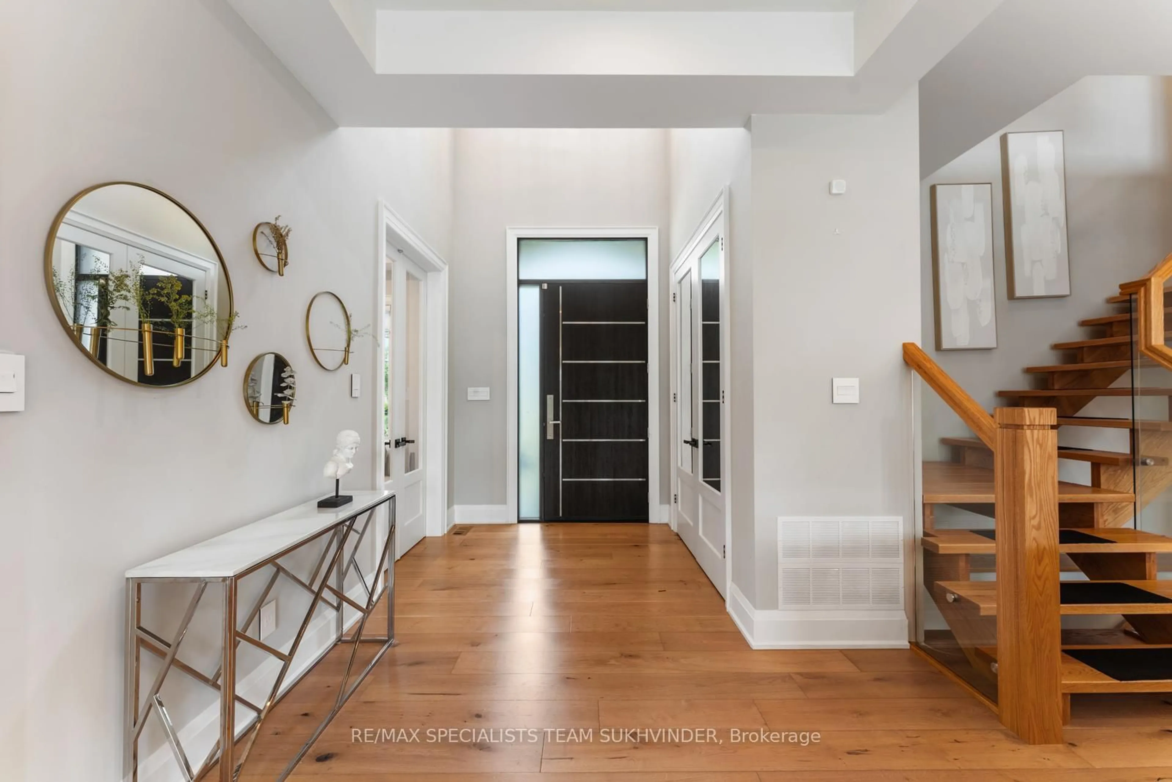 Indoor entryway for 108 Meadowbrook Dr, Milton Ontario L9T 2B6