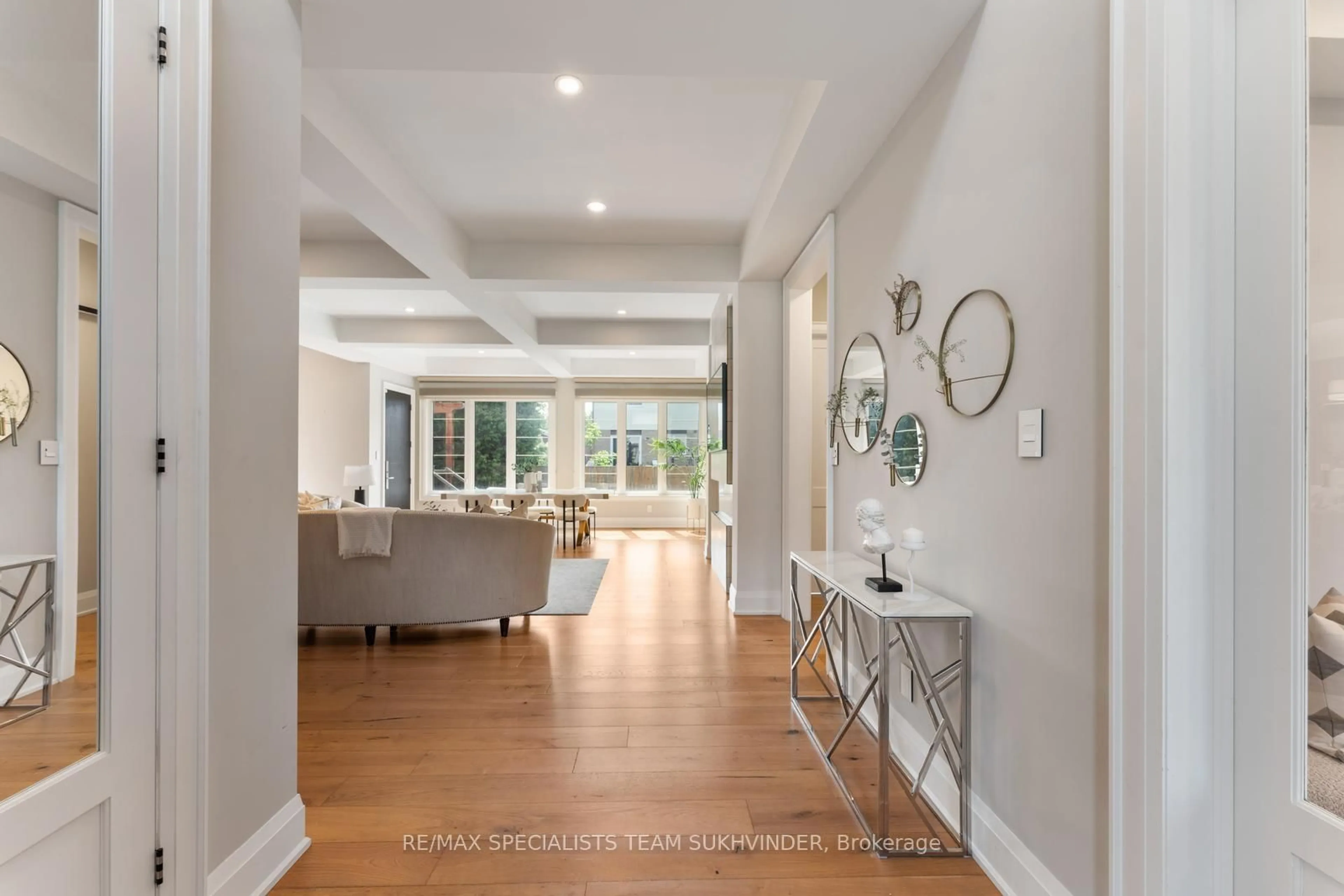 Indoor entryway for 108 Meadowbrook Dr, Milton Ontario L9T 2B6