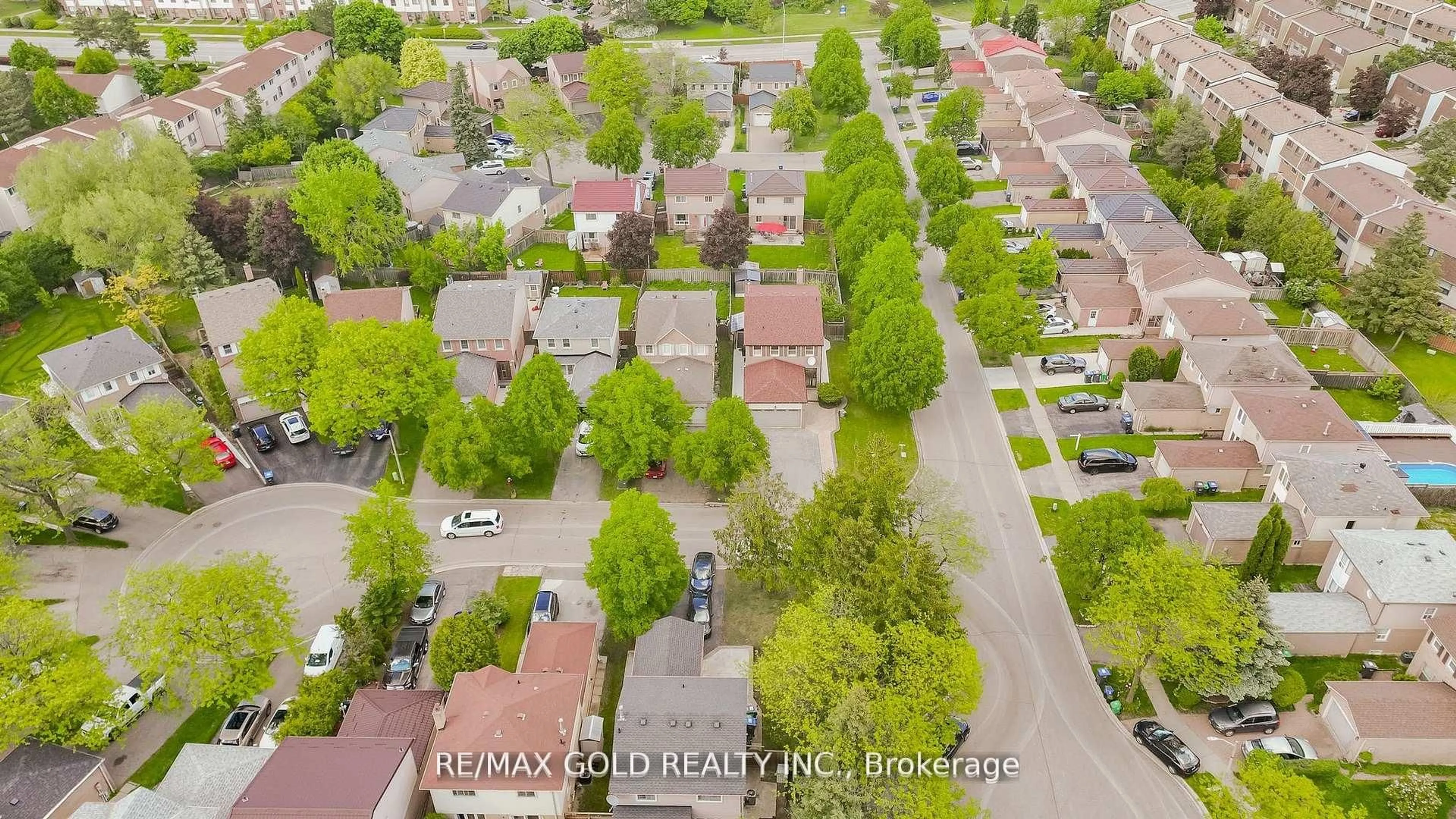 A pic from outside/outdoor area/front of a property/back of a property/a pic from drone, street for 32 Myrtle Crt, Brampton Ontario L6S 5B2