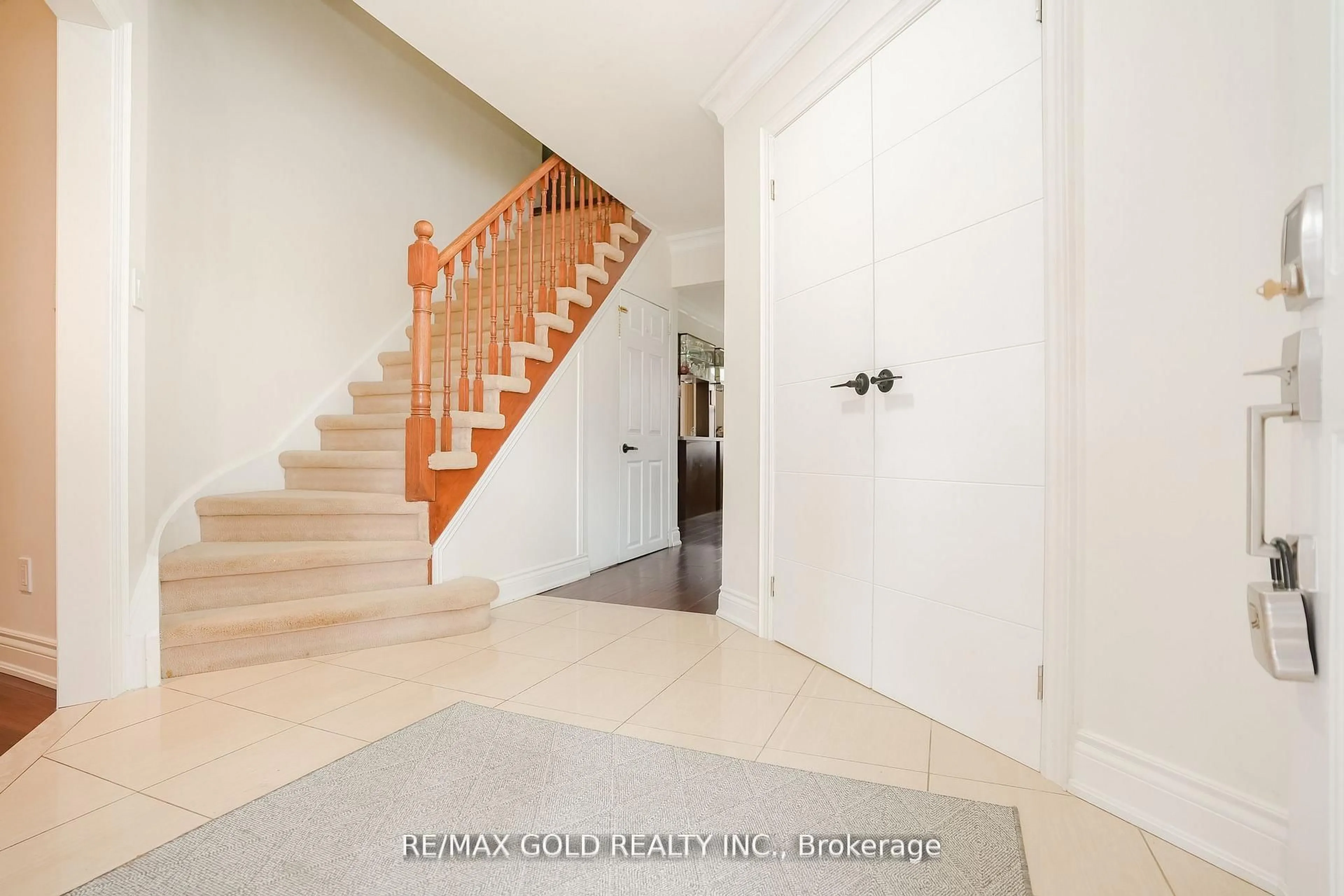 Indoor entryway for 32 Myrtle Crt, Brampton Ontario L6S 5B2