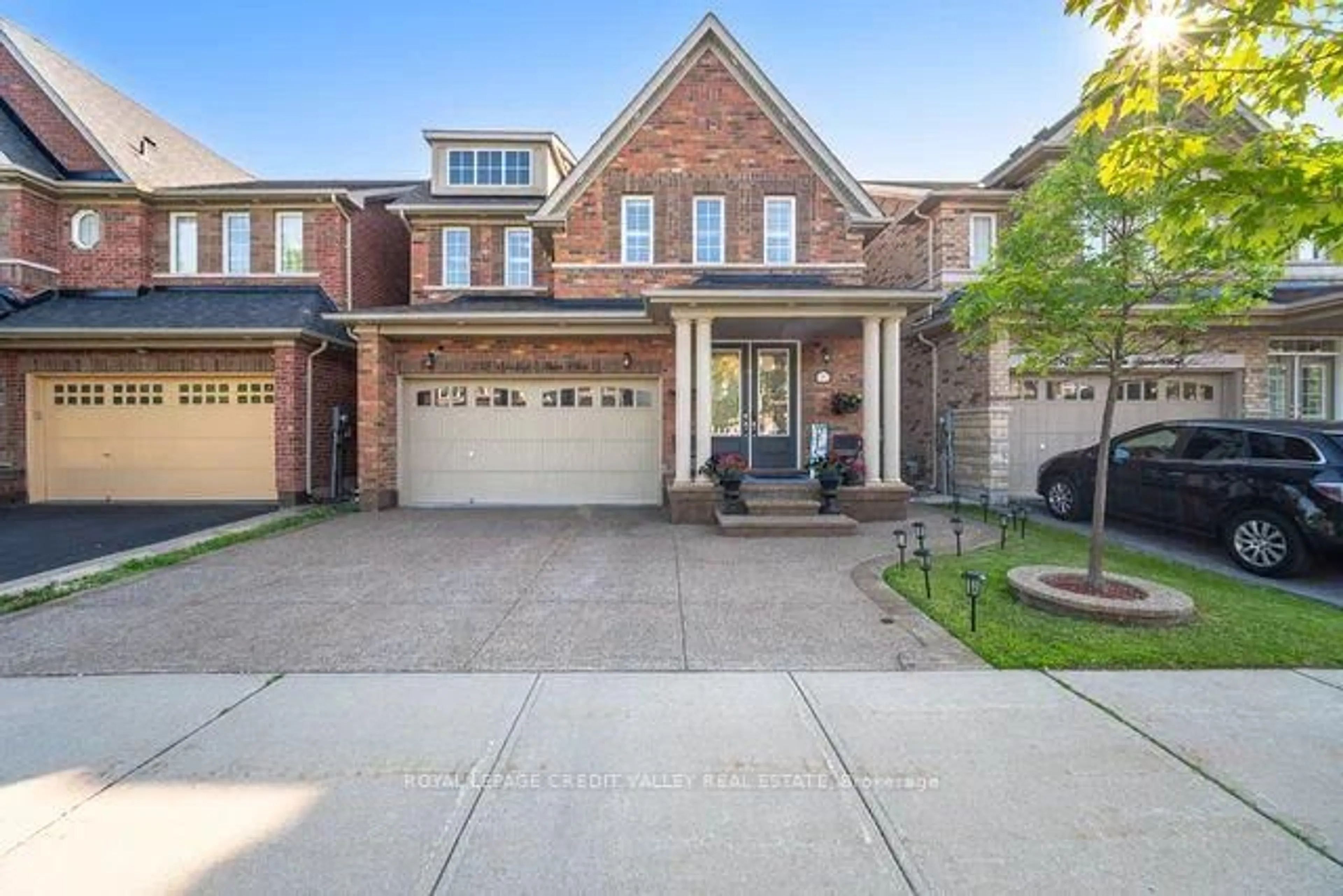 Home with brick exterior material, street for 252 Bonnieglen Farm Blvd, Caledon Ontario L7C 3Y4