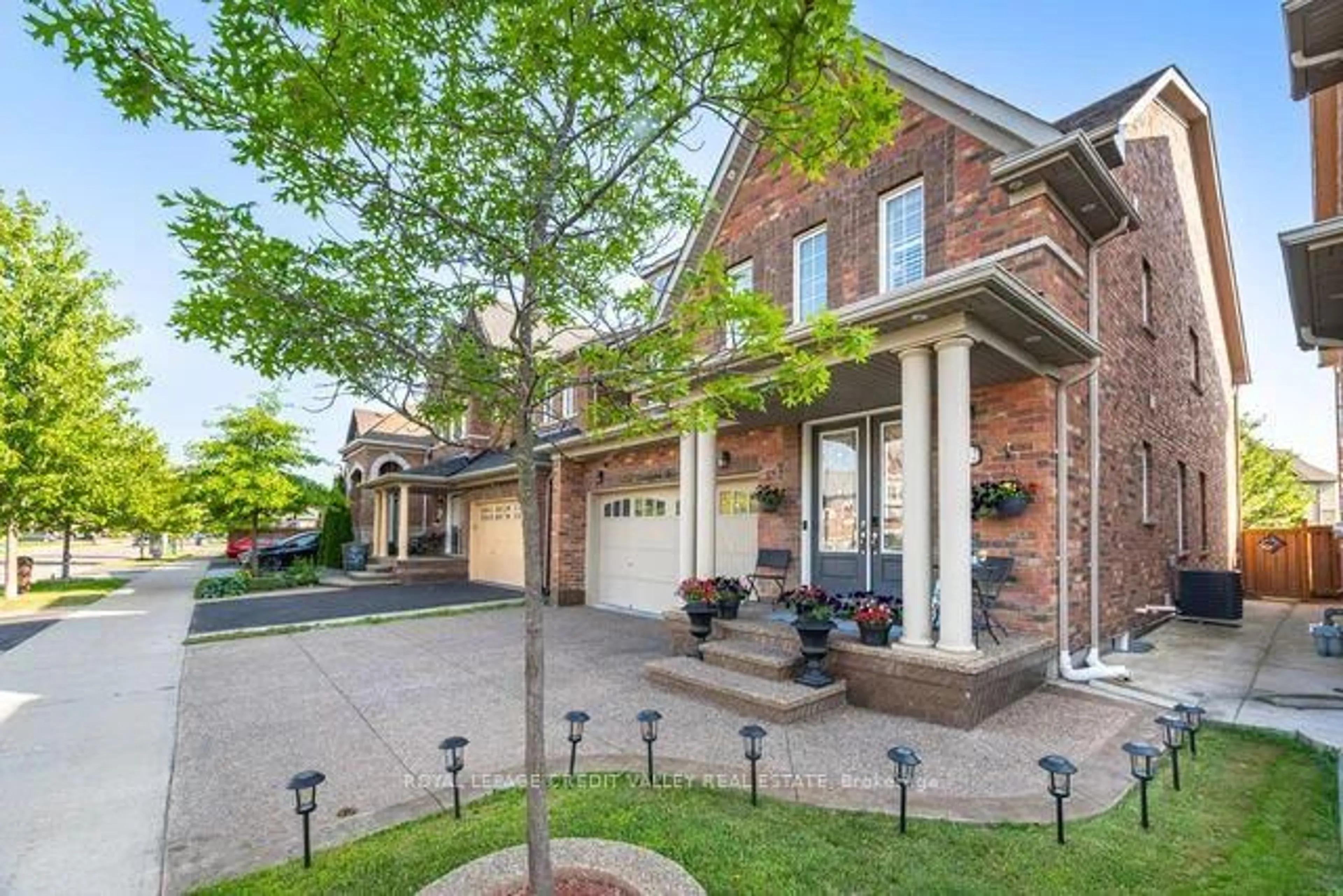 Home with brick exterior material, street for 252 Bonnieglen Farm Blvd, Caledon Ontario L7C 3Y4