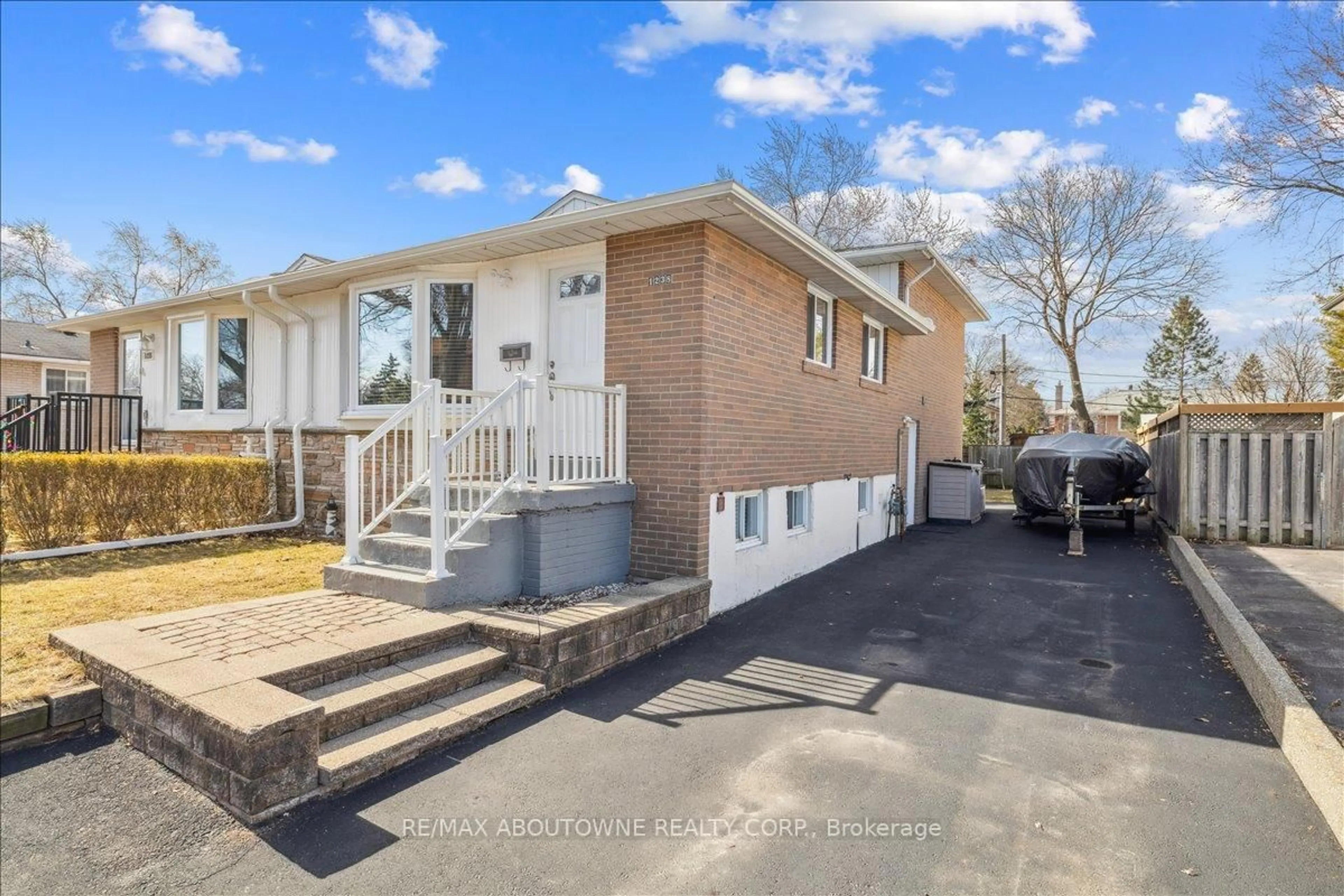 Home with vinyl exterior material, street for 1238 Napier Cres, Oakville Ontario L6H 2A4