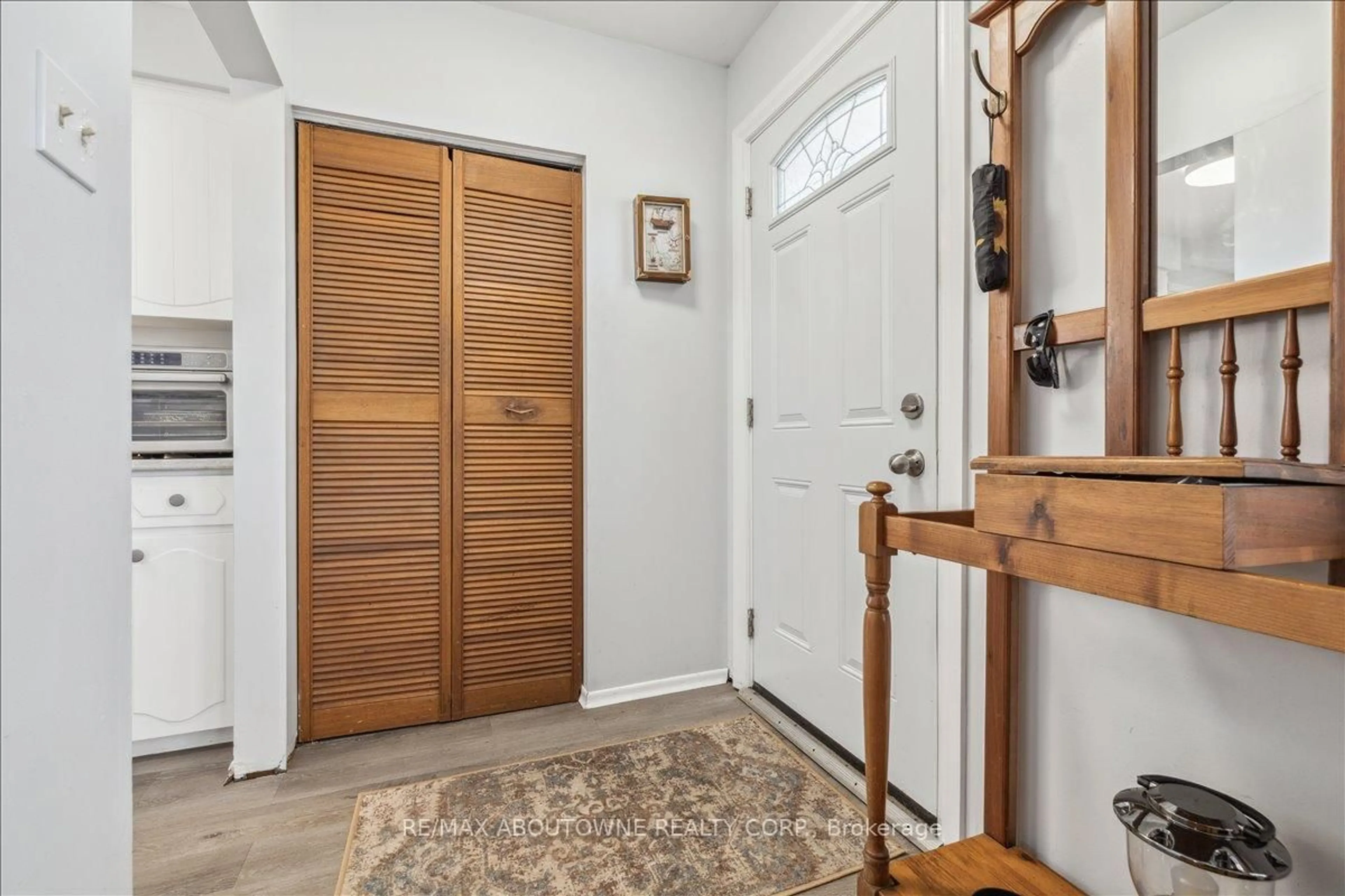 Indoor entryway for 1238 Napier Cres, Oakville Ontario L6H 2A4