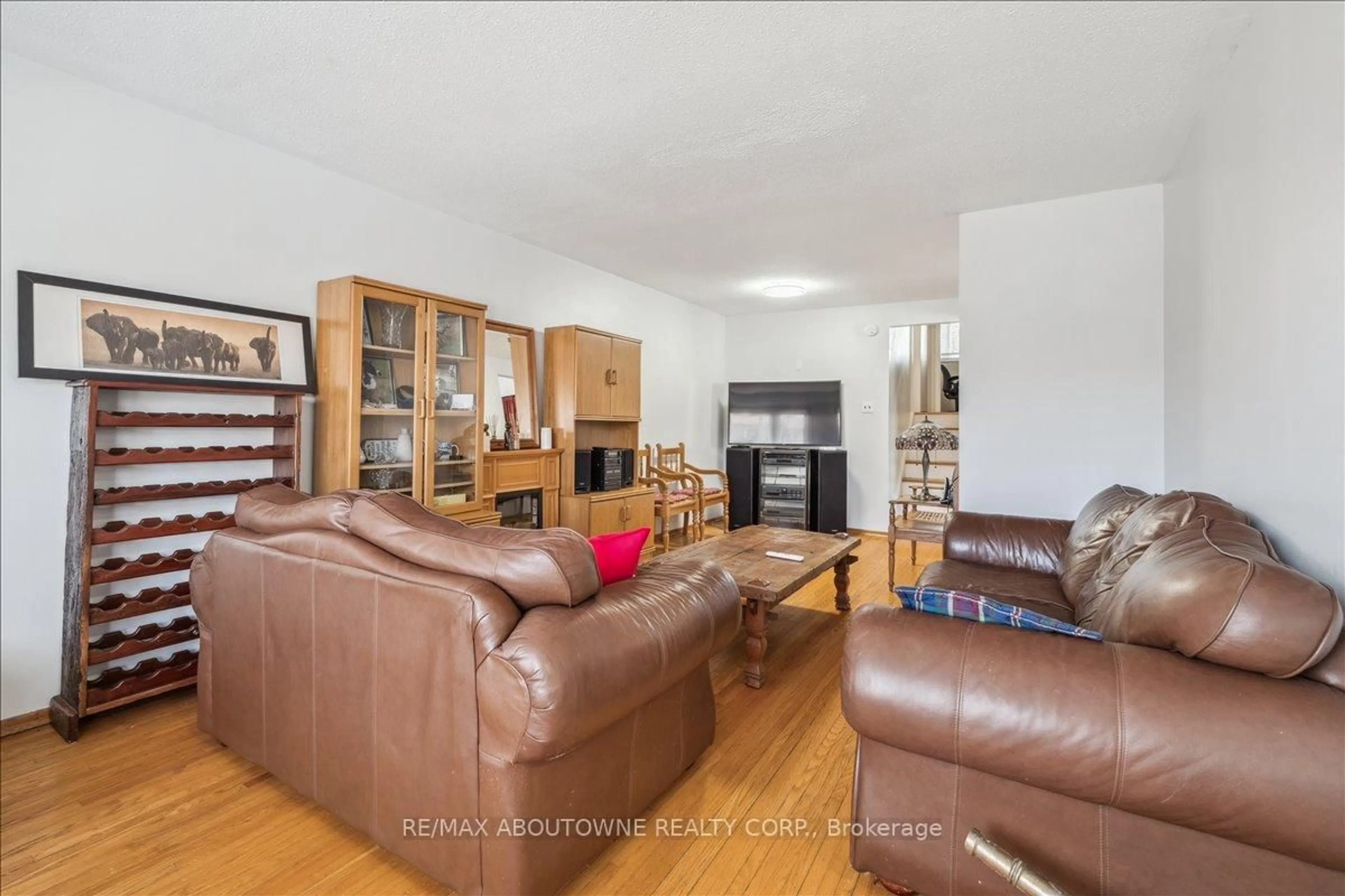 Living room with furniture, wood/laminate floor for 1238 Napier Cres, Oakville Ontario L6H 2A4