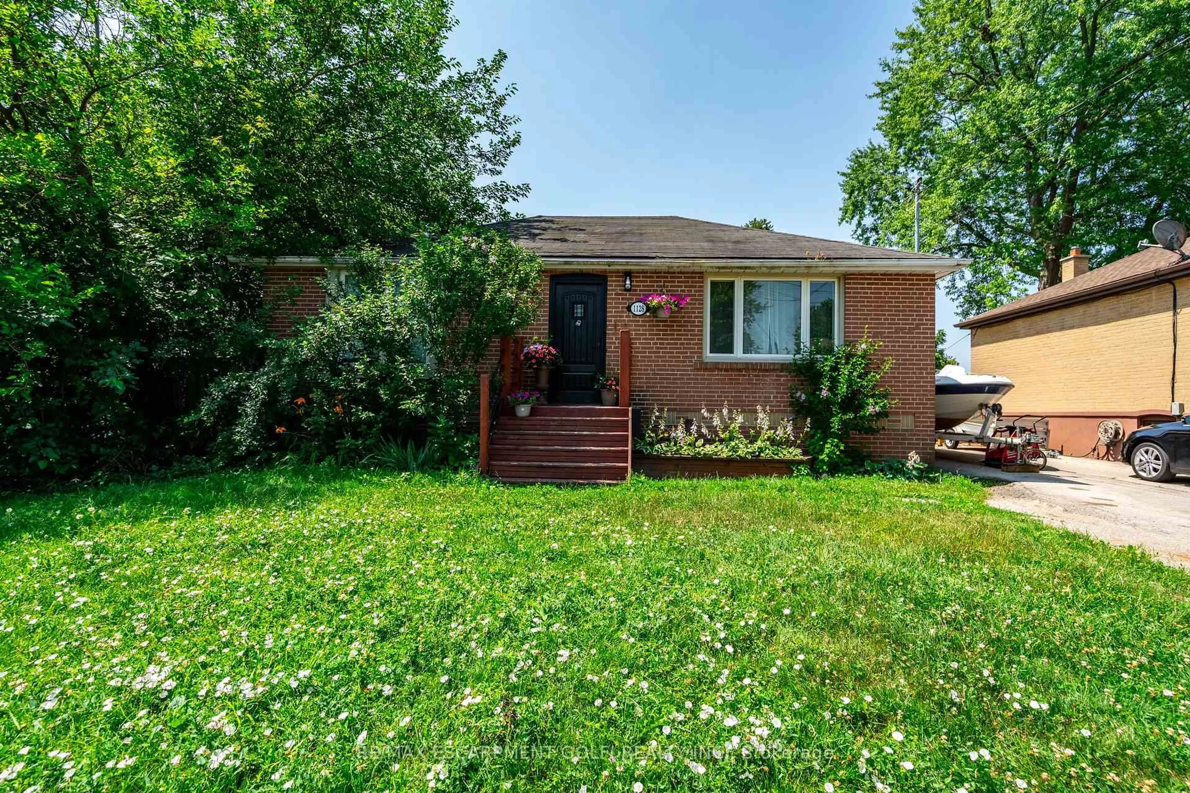 Home with brick exterior material, street for 1128 Homewood Dr, Burlington Ontario L7P 2M2