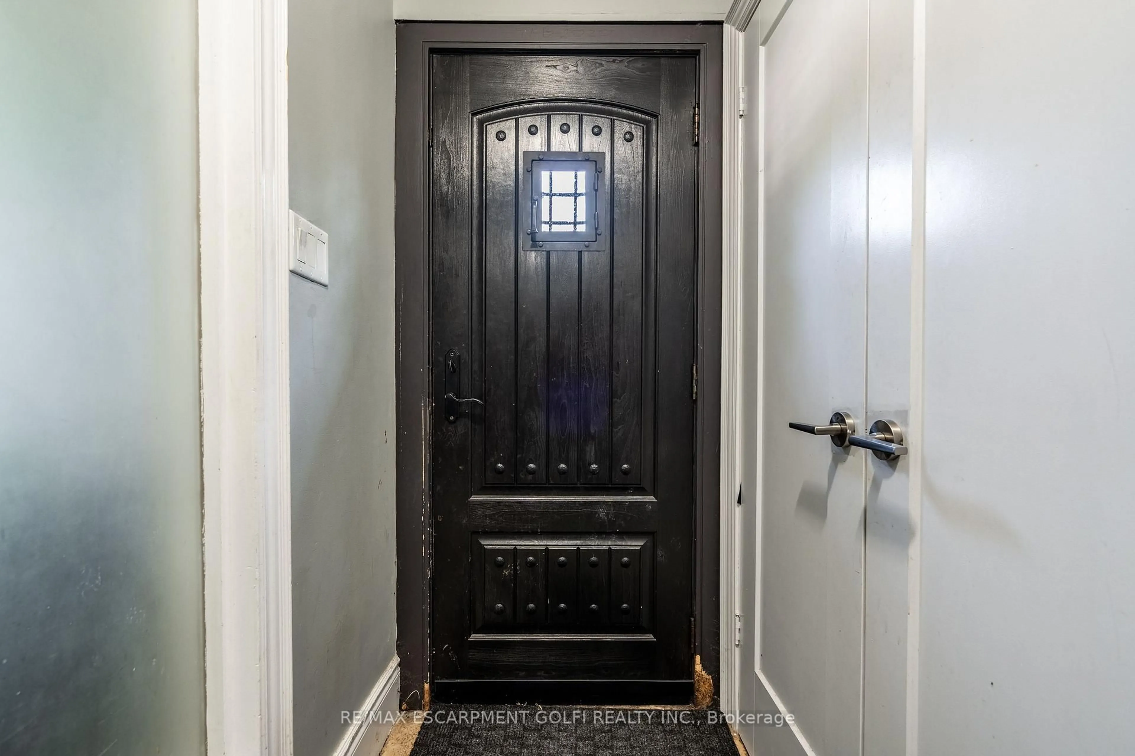 Indoor entryway for 1128 Homewood Dr, Burlington Ontario L7P 2M2