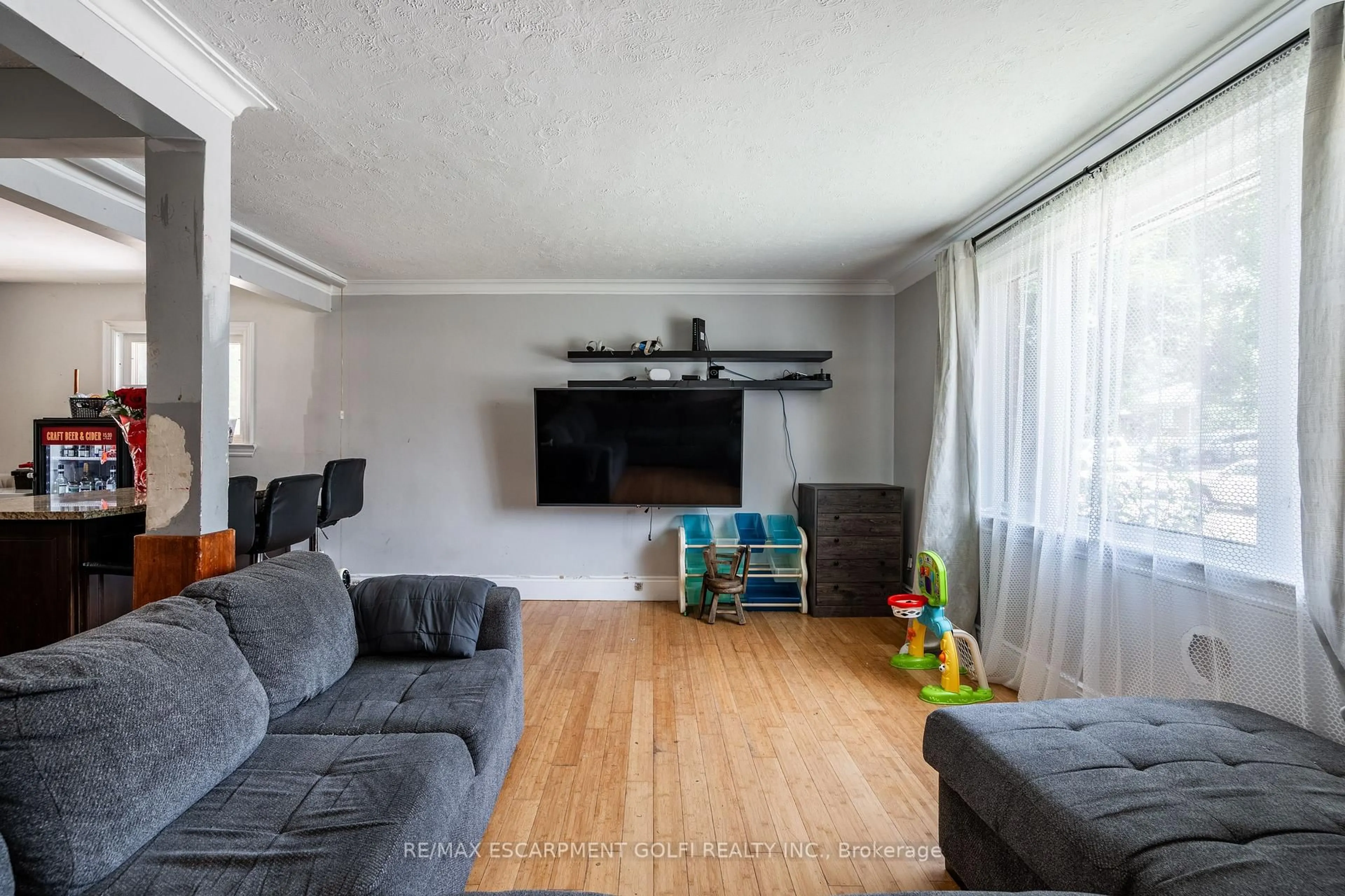 Living room with furniture, unknown for 1128 Homewood Dr, Burlington Ontario L7P 2M2