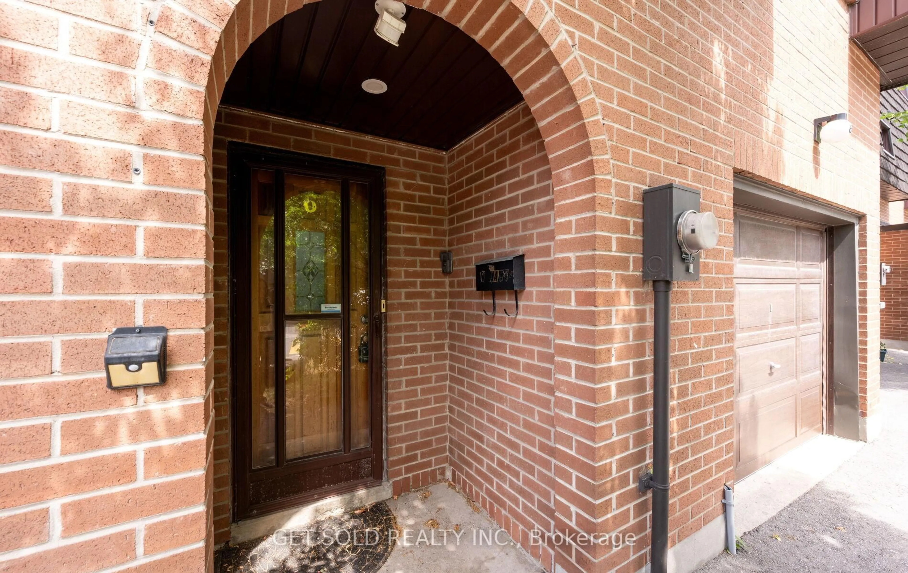 Unknown for 6 Darras Crt, Brampton Ontario L6T 1W7
