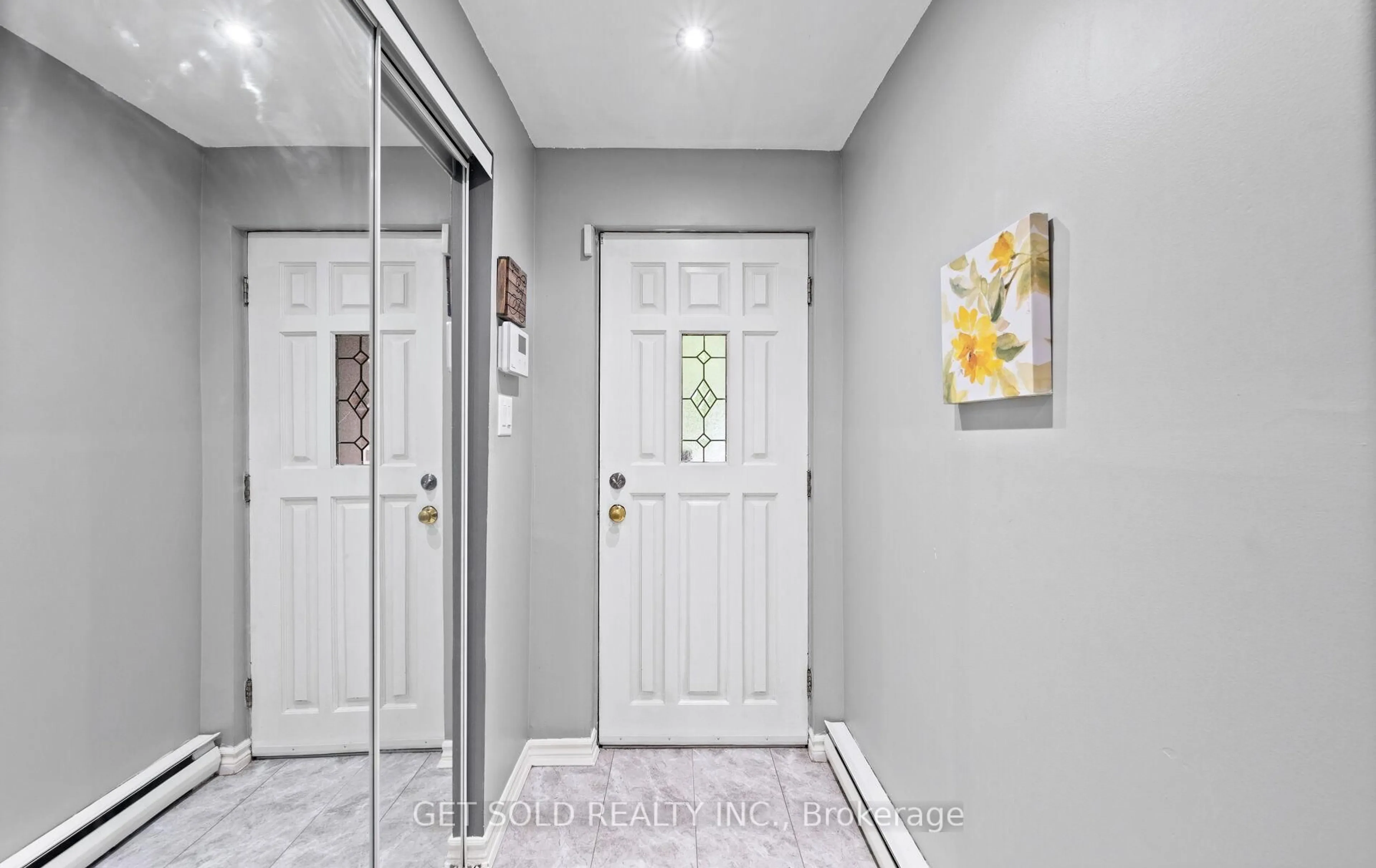 Indoor entryway for 6 Darras Crt, Brampton Ontario L6T 1W7