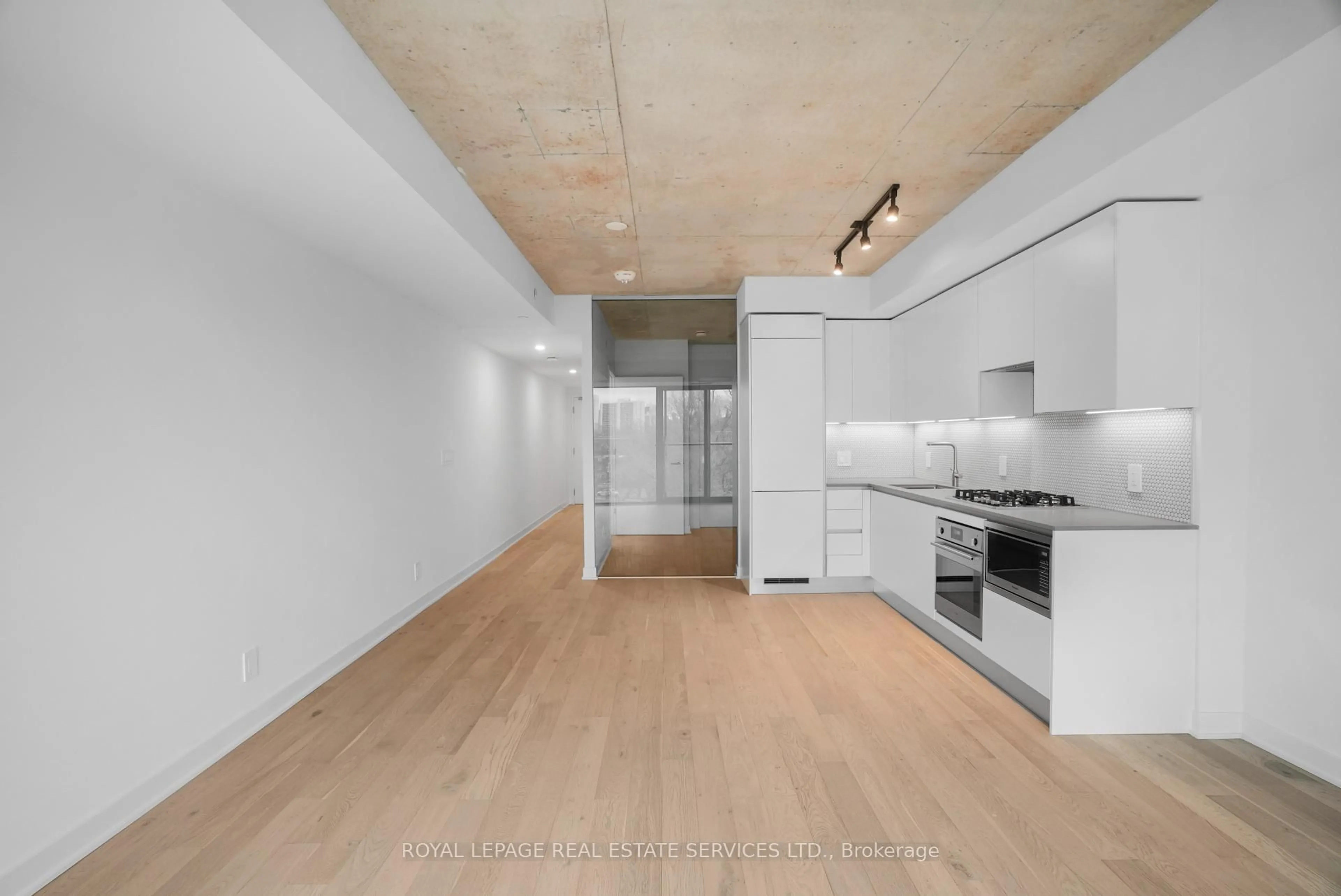 Unknown for 2720 Dundas St #302, Toronto Ontario M6P 1Y2