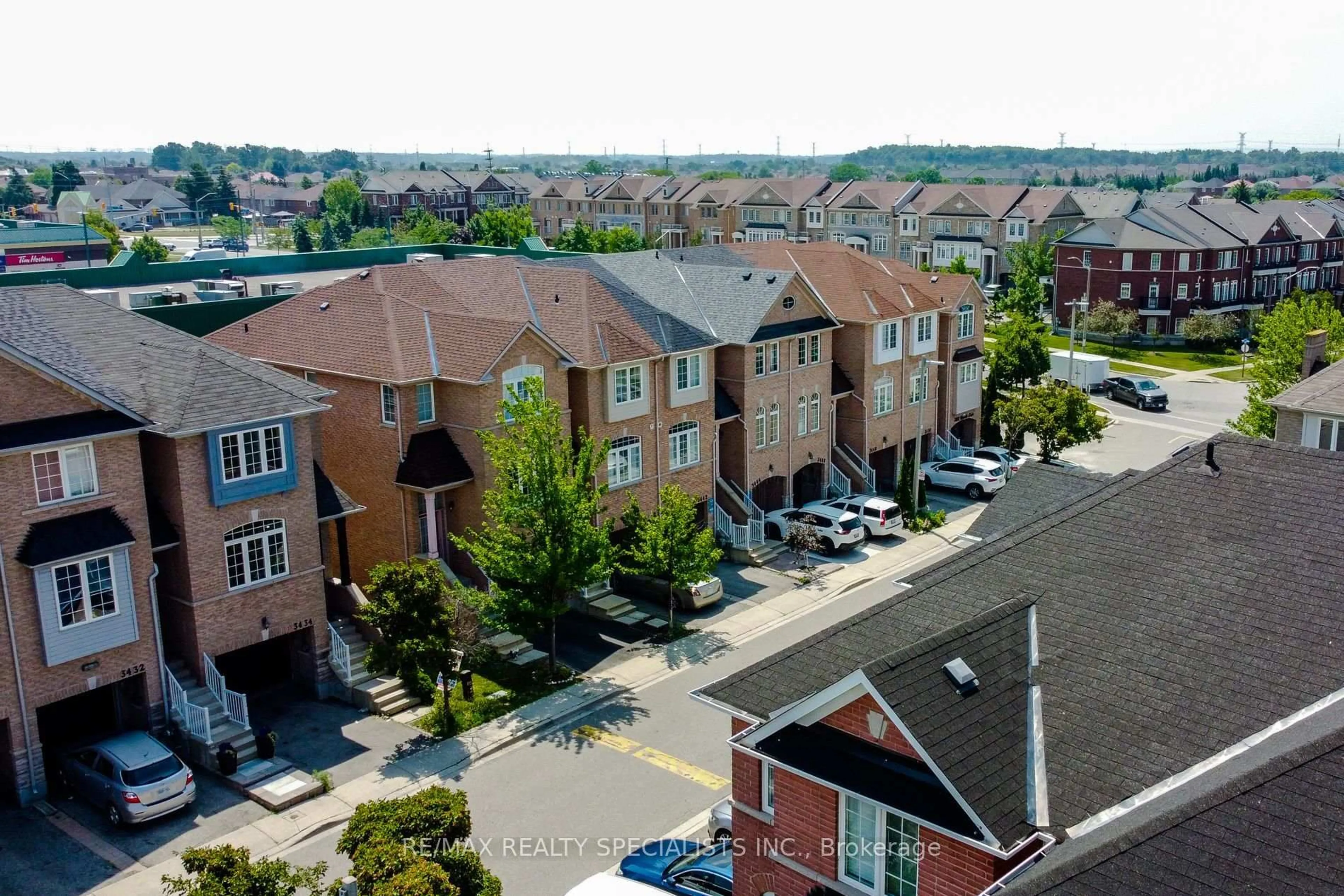 A pic from outside/outdoor area/front of a property/back of a property/a pic from drone, city buildings view from balcony for 3434 REDPATH Circ, Mississauga Ontario L5N 8R7