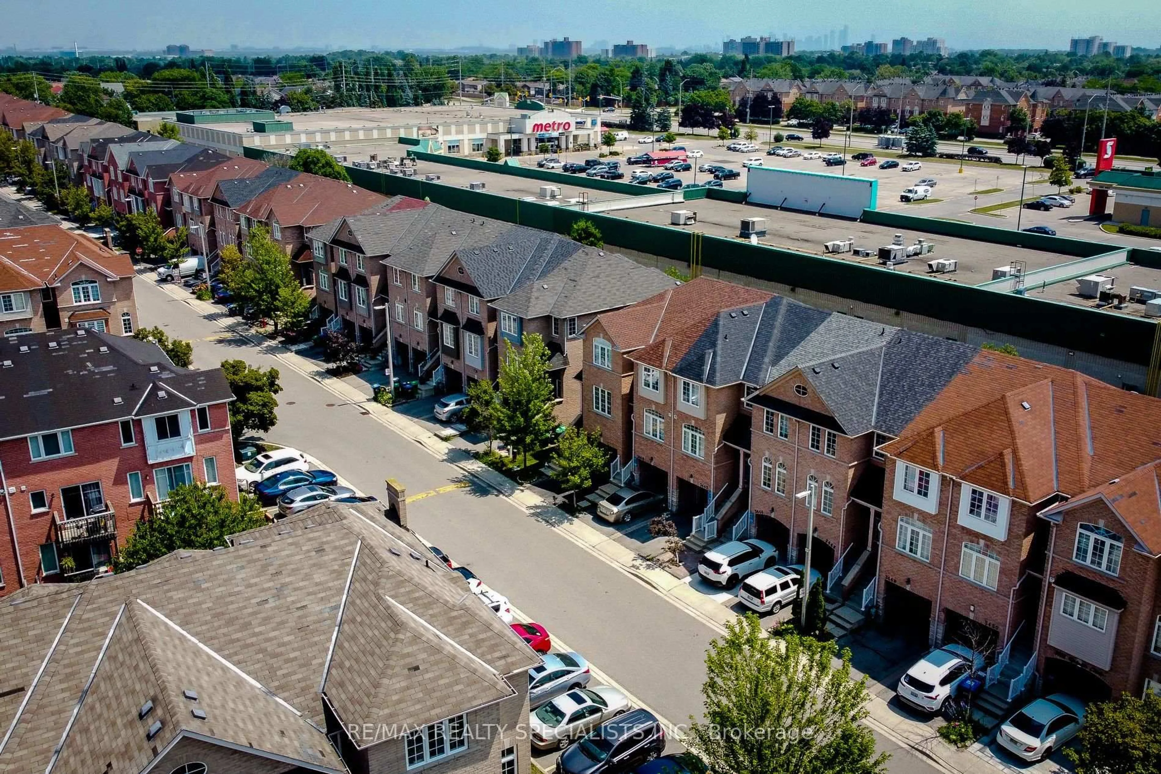 A pic from outside/outdoor area/front of a property/back of a property/a pic from drone, city buildings view from balcony for 3434 REDPATH Circ, Mississauga Ontario L5N 8R7
