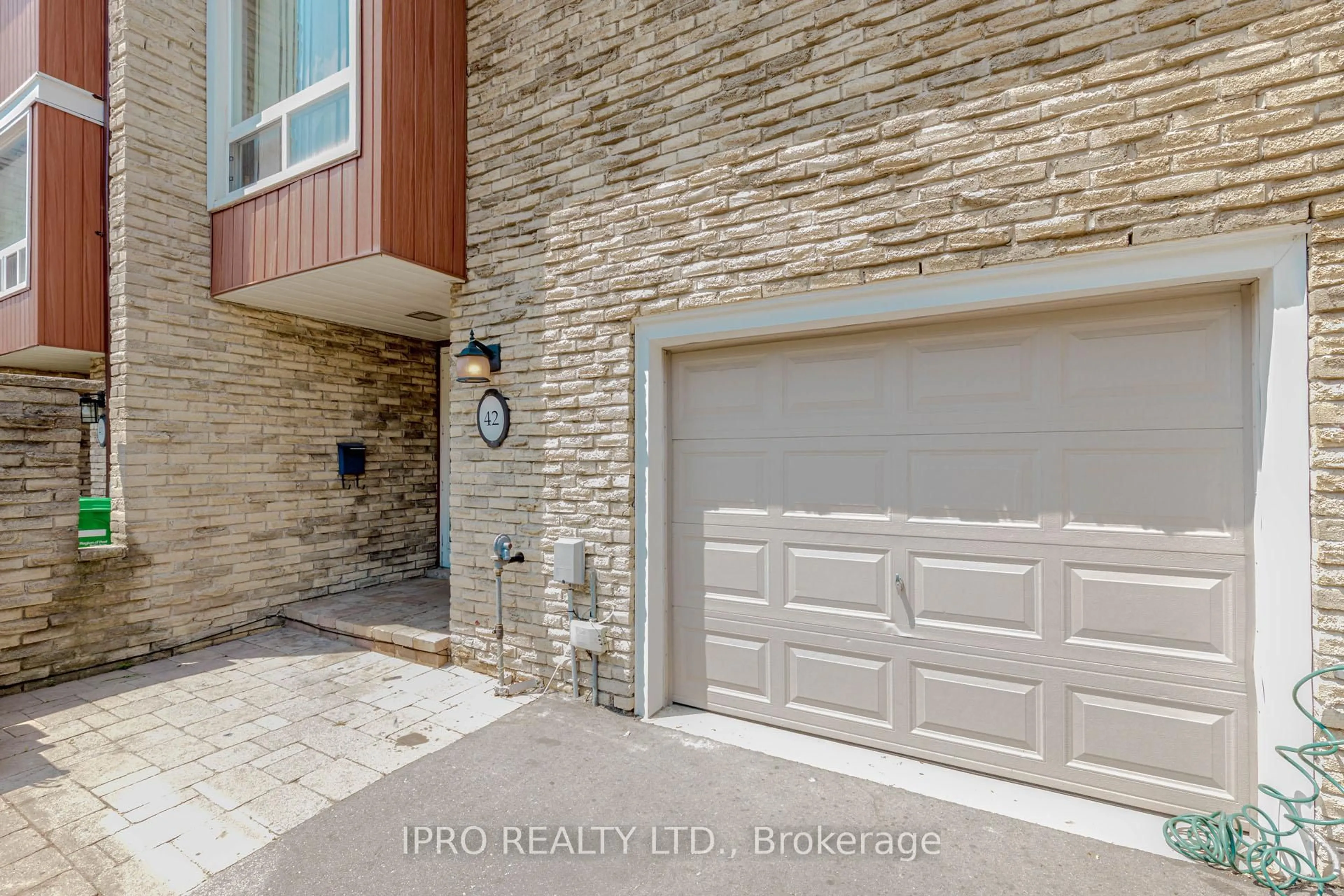 Indoor garage for 915 Inverhouse Dr #42, Mississauga Ontario L5J 4B2