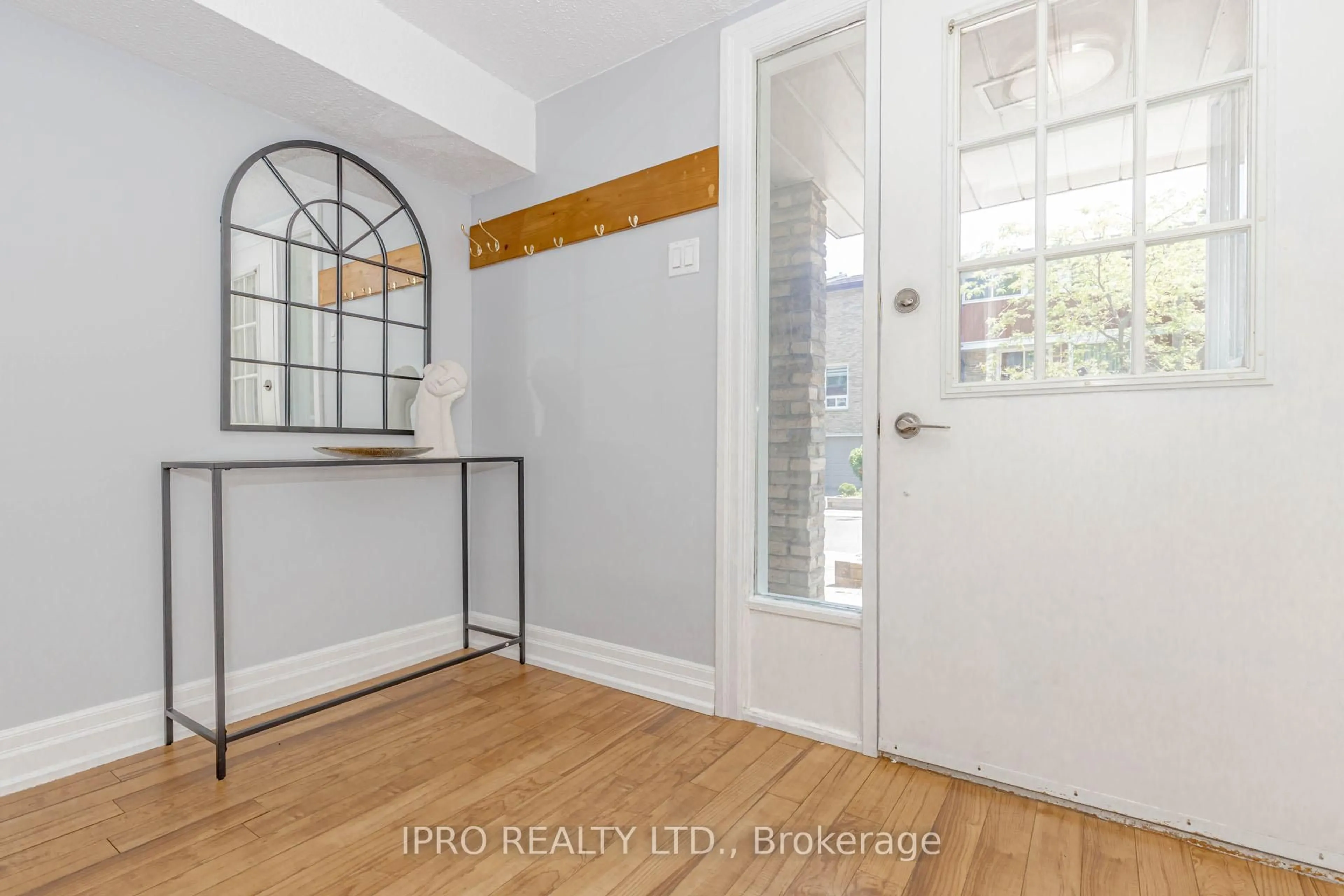 Indoor entryway for 915 Inverhouse Dr #42, Mississauga Ontario L5J 4B2