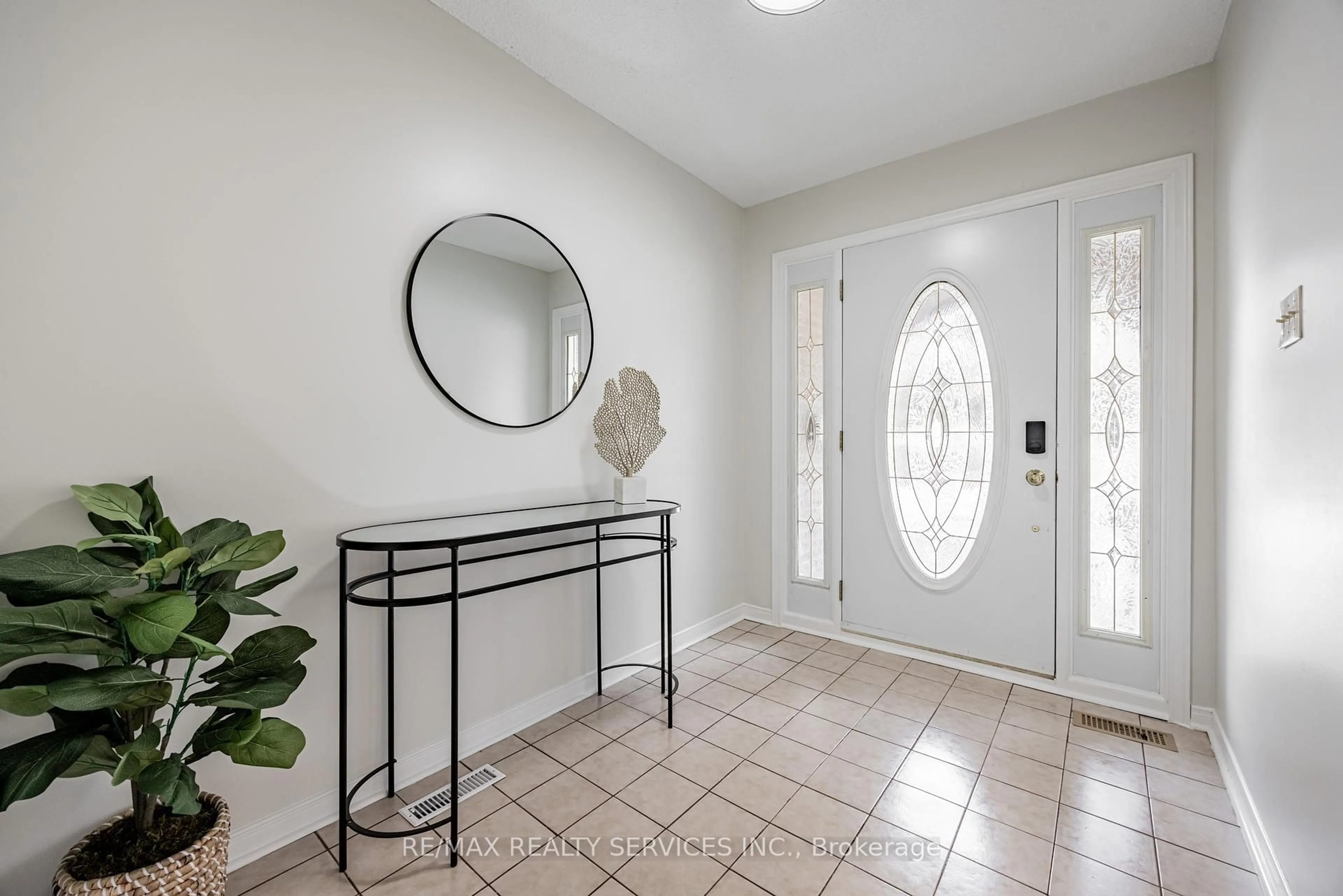 Indoor entryway for 9 Garview Crt, Toronto Ontario M9R 4B9