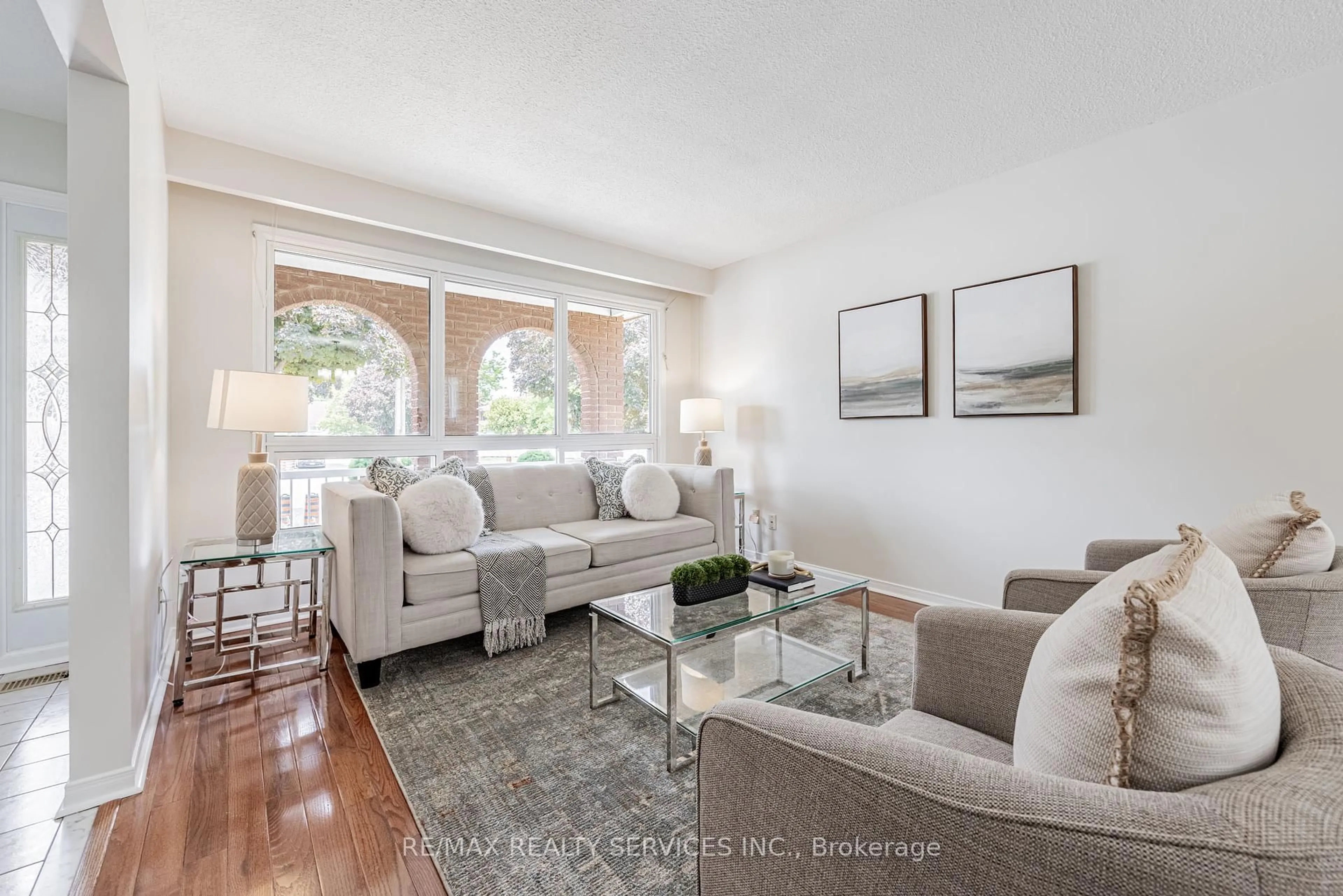 Living room with furniture, unknown for 9 Garview Crt, Toronto Ontario M9R 4B9