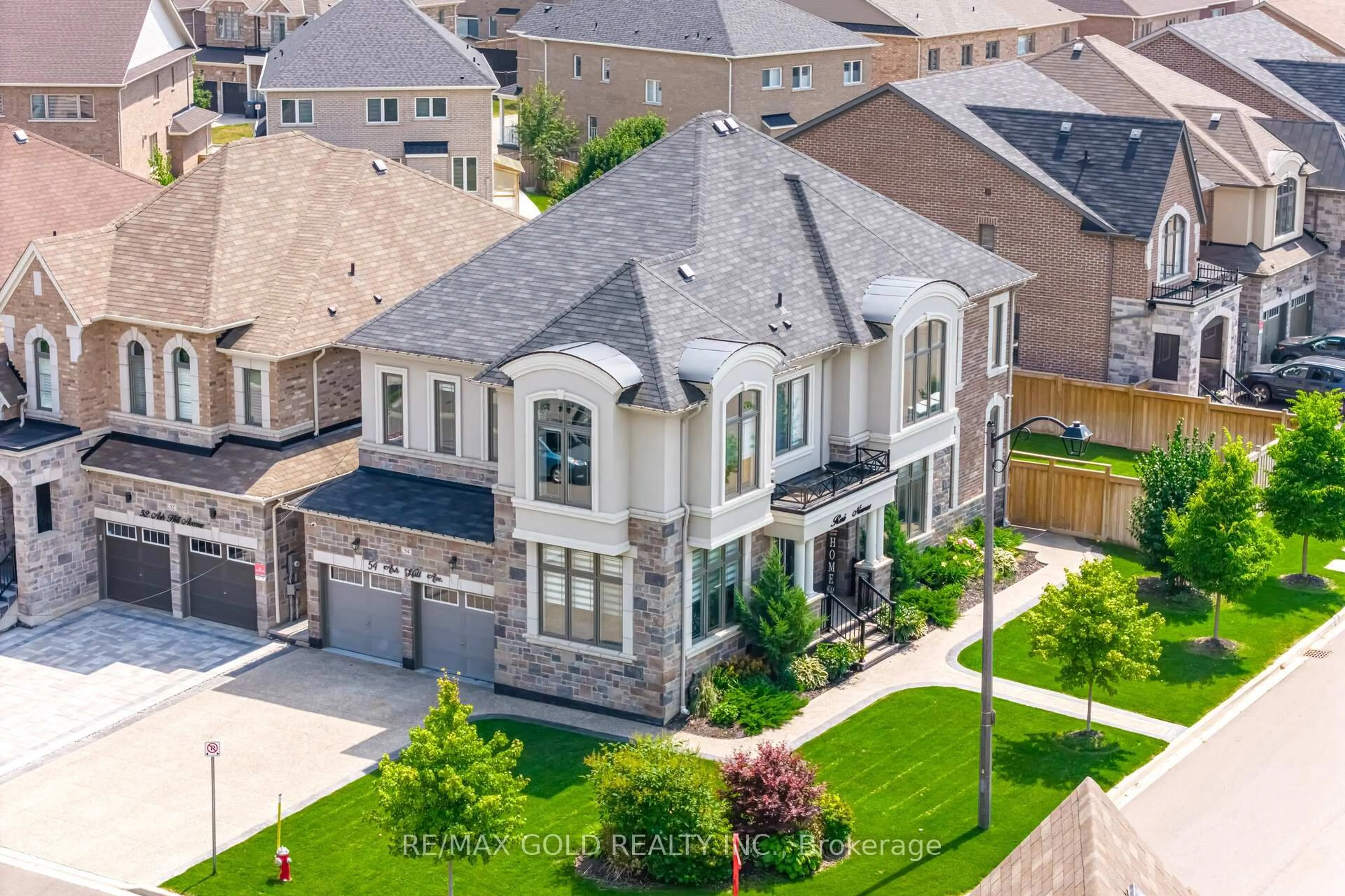 A pic from outside/outdoor area/front of a property/back of a property/a pic from drone, street for 54 Ash Hill Ave, Caledon Ontario L7C 4E8