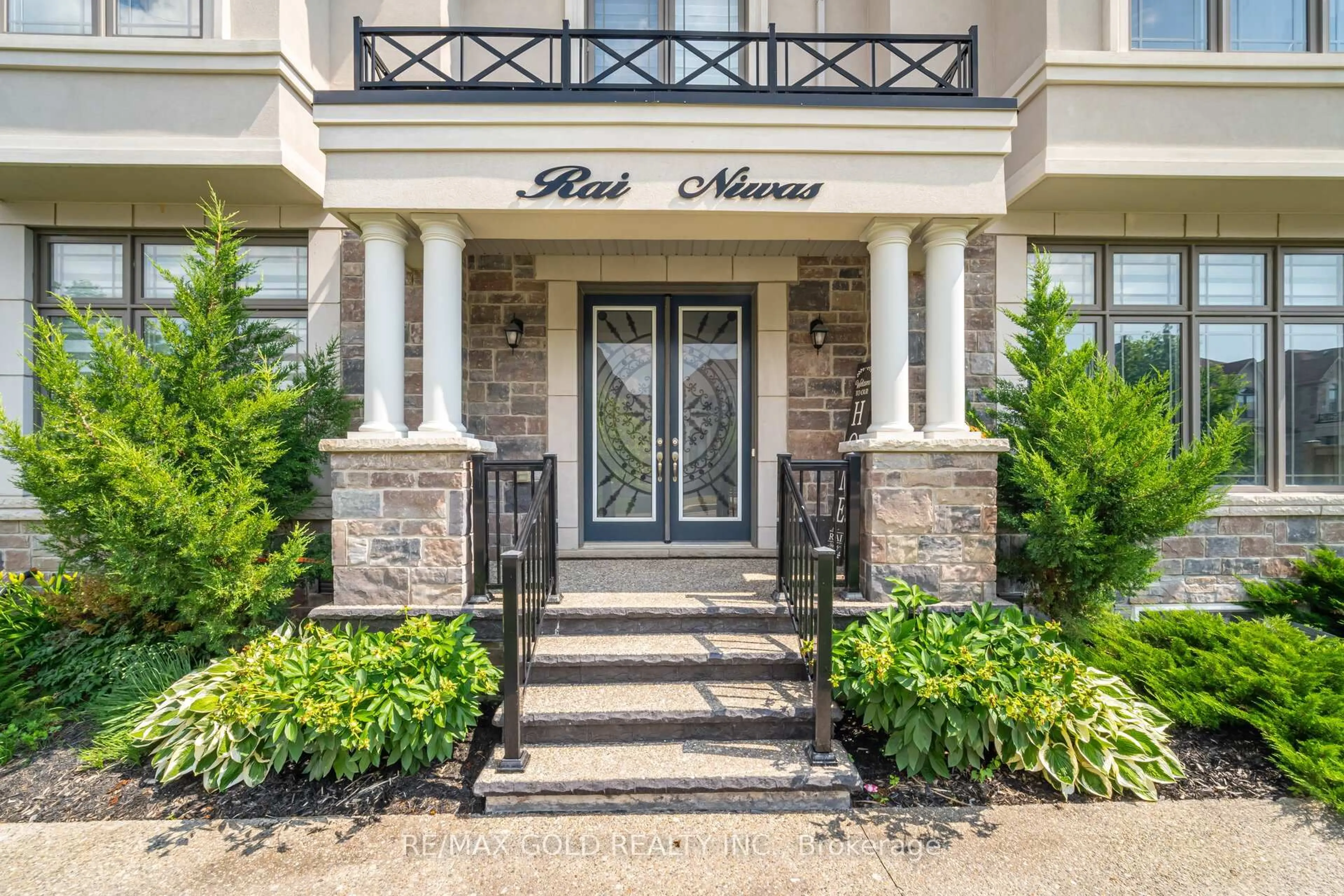 Indoor entryway for 54 Ash Hill Ave, Caledon Ontario L7C 4E8