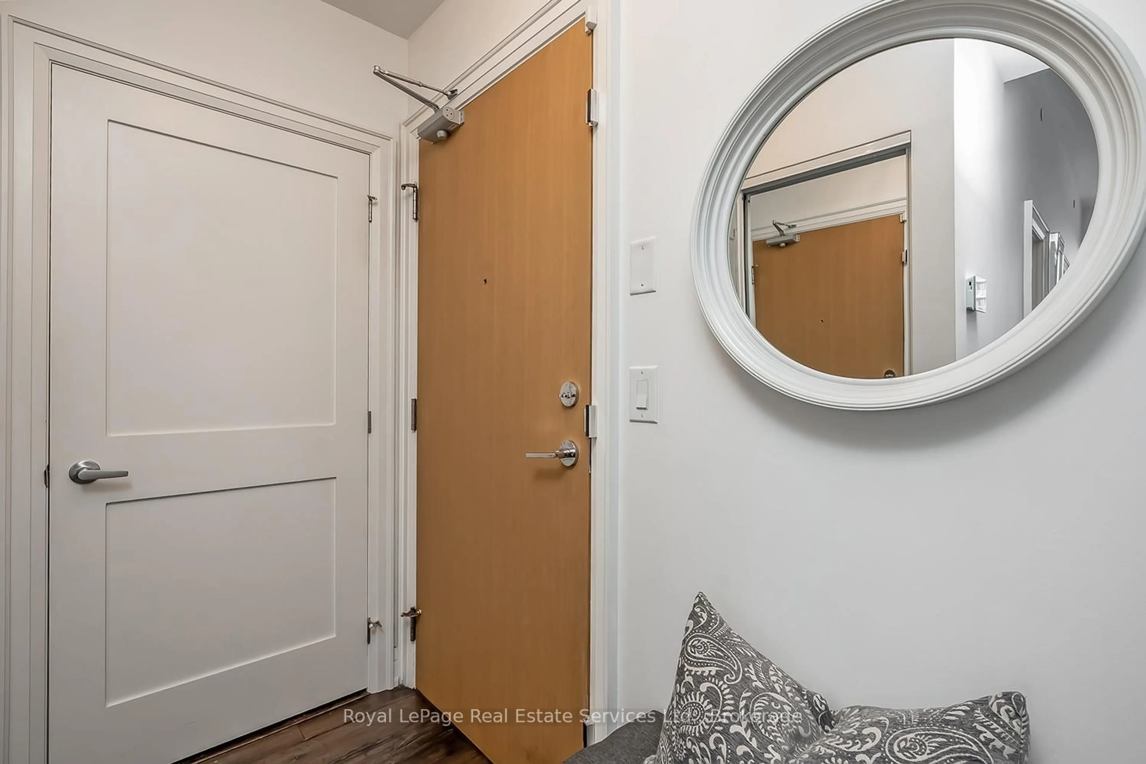 Indoor entryway for 2520 Eglinton Ave #1403, Mississauga Ontario L5M 0Y4