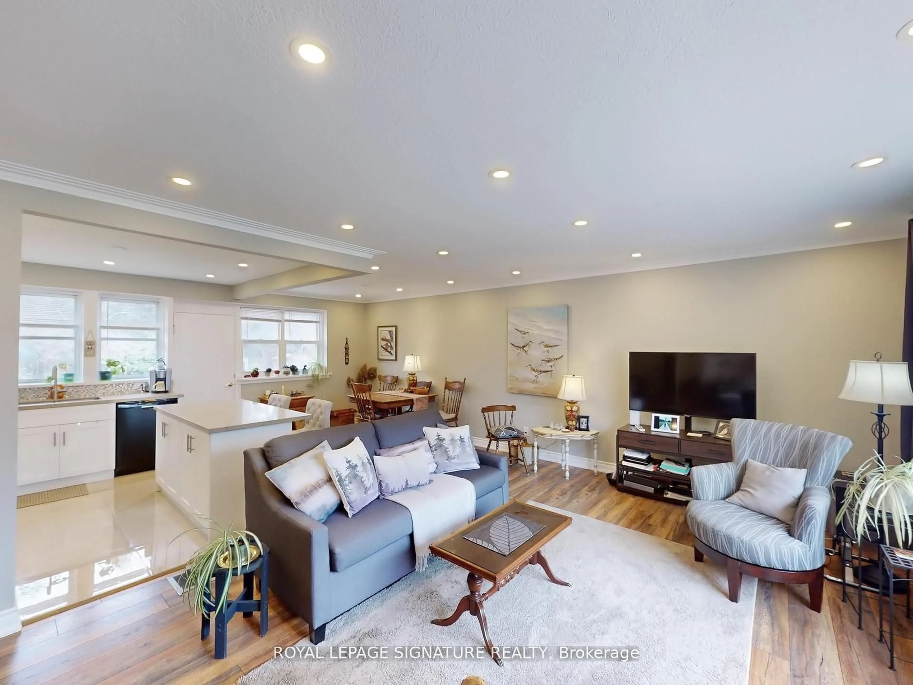Living room with furniture, unknown for 1821 Christopher Rd, Mississauga Ontario L5J 2K7