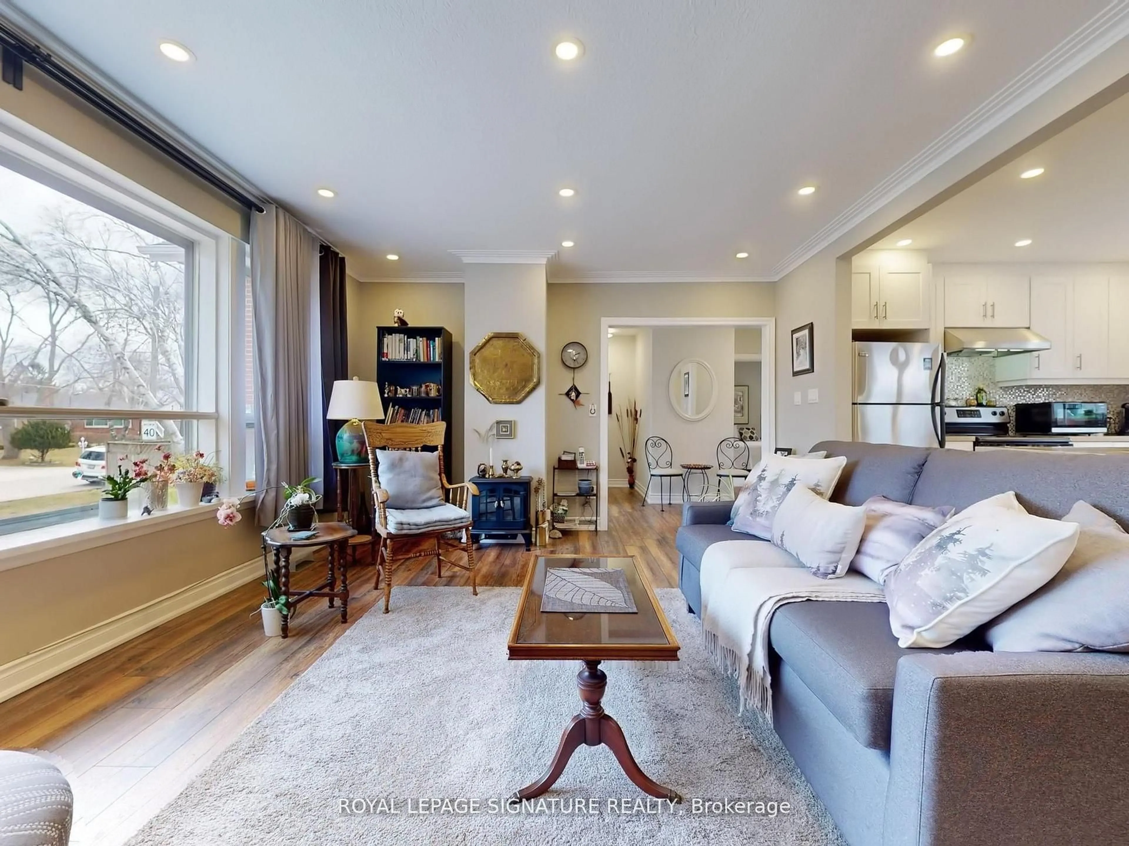 Living room with furniture, unknown for 1821 Christopher Rd, Mississauga Ontario L5J 2K7
