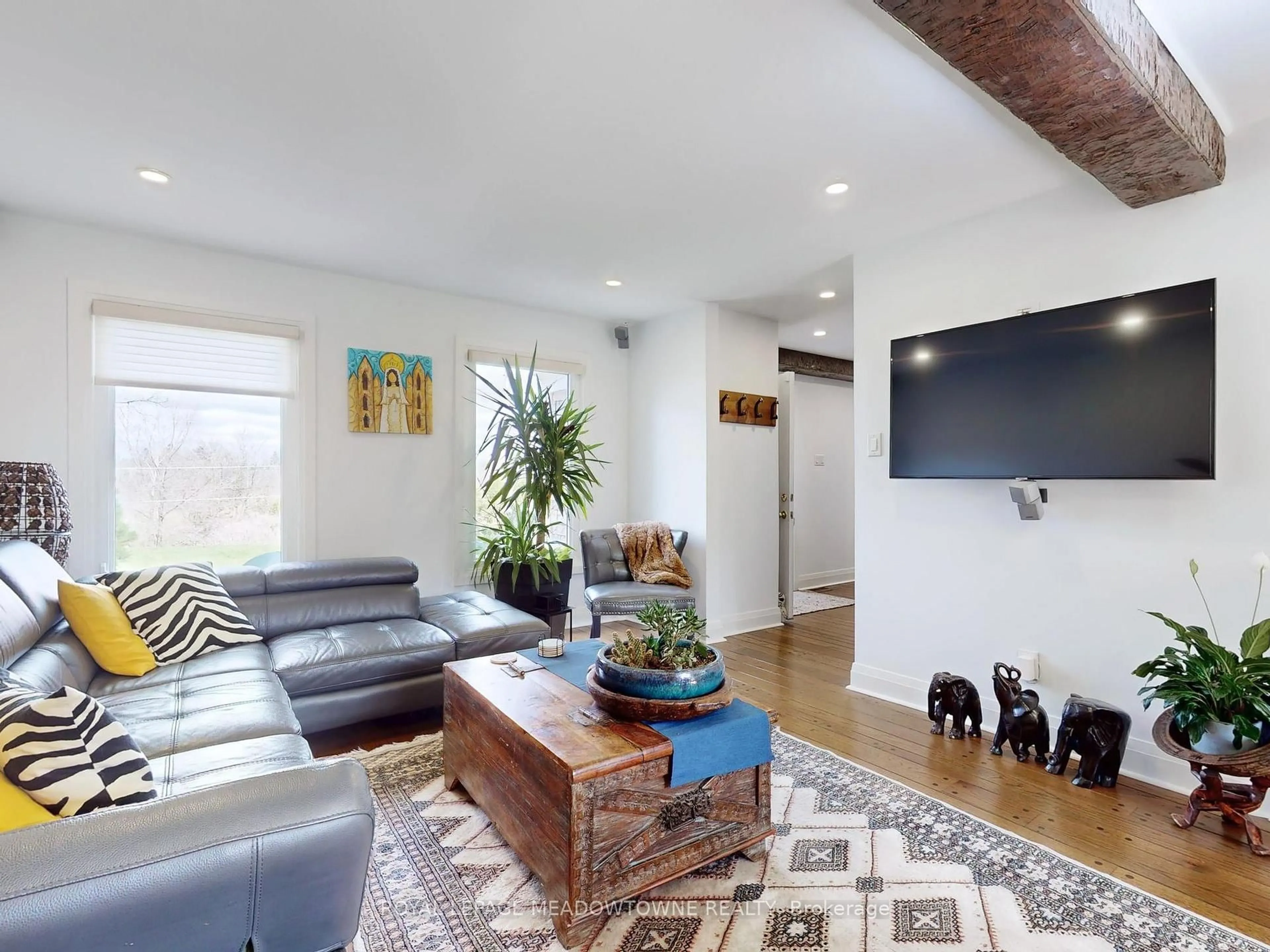 Living room with furniture, unknown for 190 Main St, Halton Hills Ontario L7G 3E9