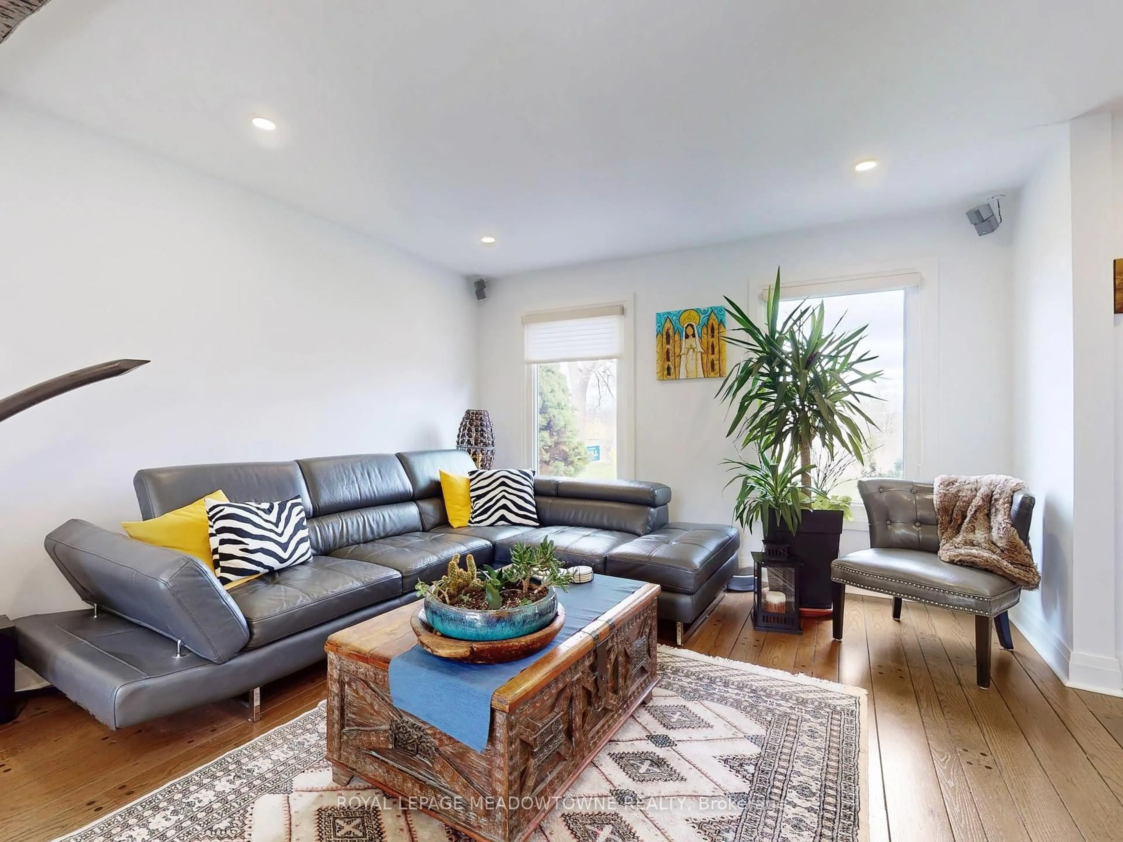 Living room with furniture, wood/laminate floor for 190 Main St, Halton Hills Ontario L7G 3E9