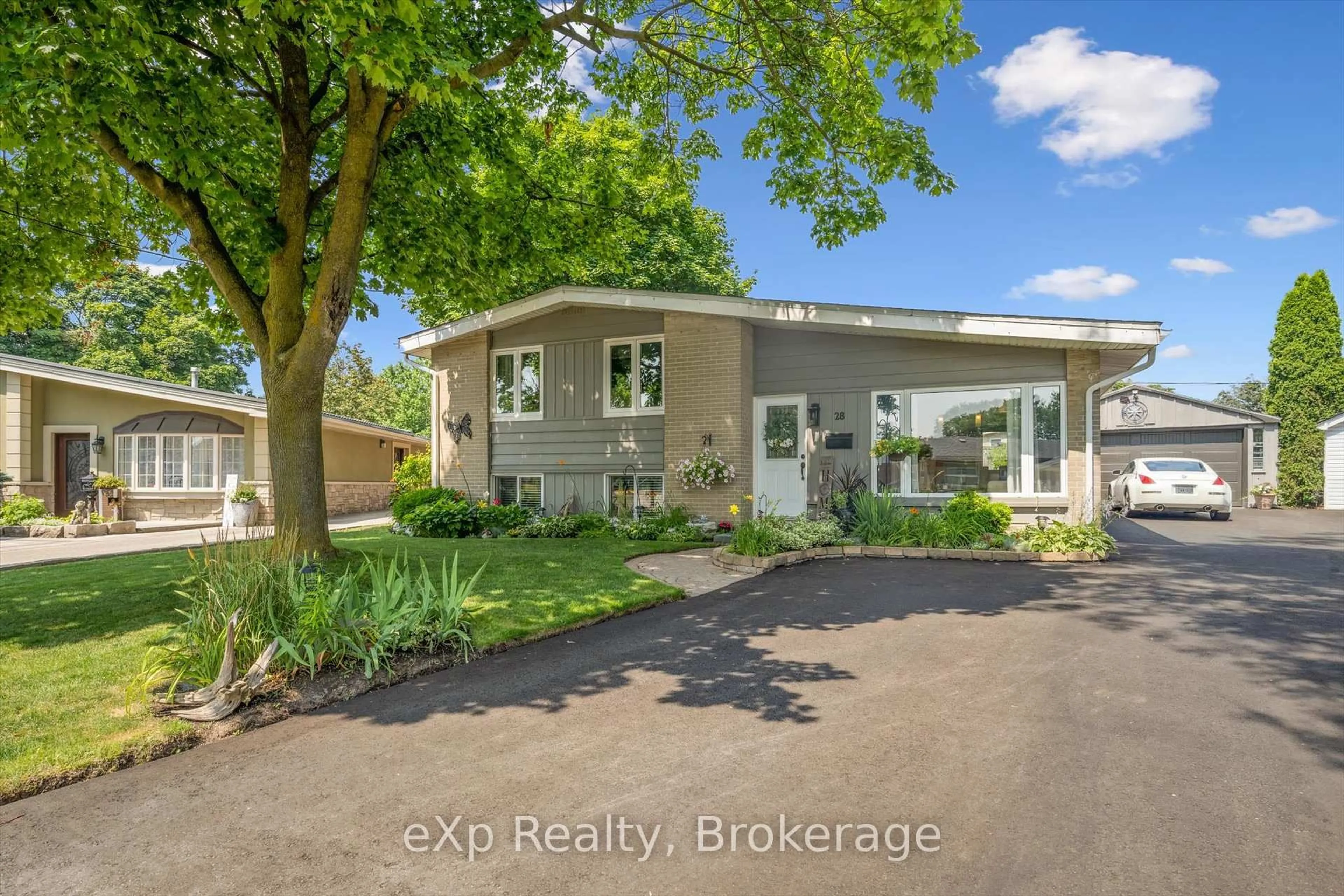 A pic from outside/outdoor area/front of a property/back of a property/a pic from drone, street for 28 ALSTON Crt, Brampton Ontario L6W 3B6