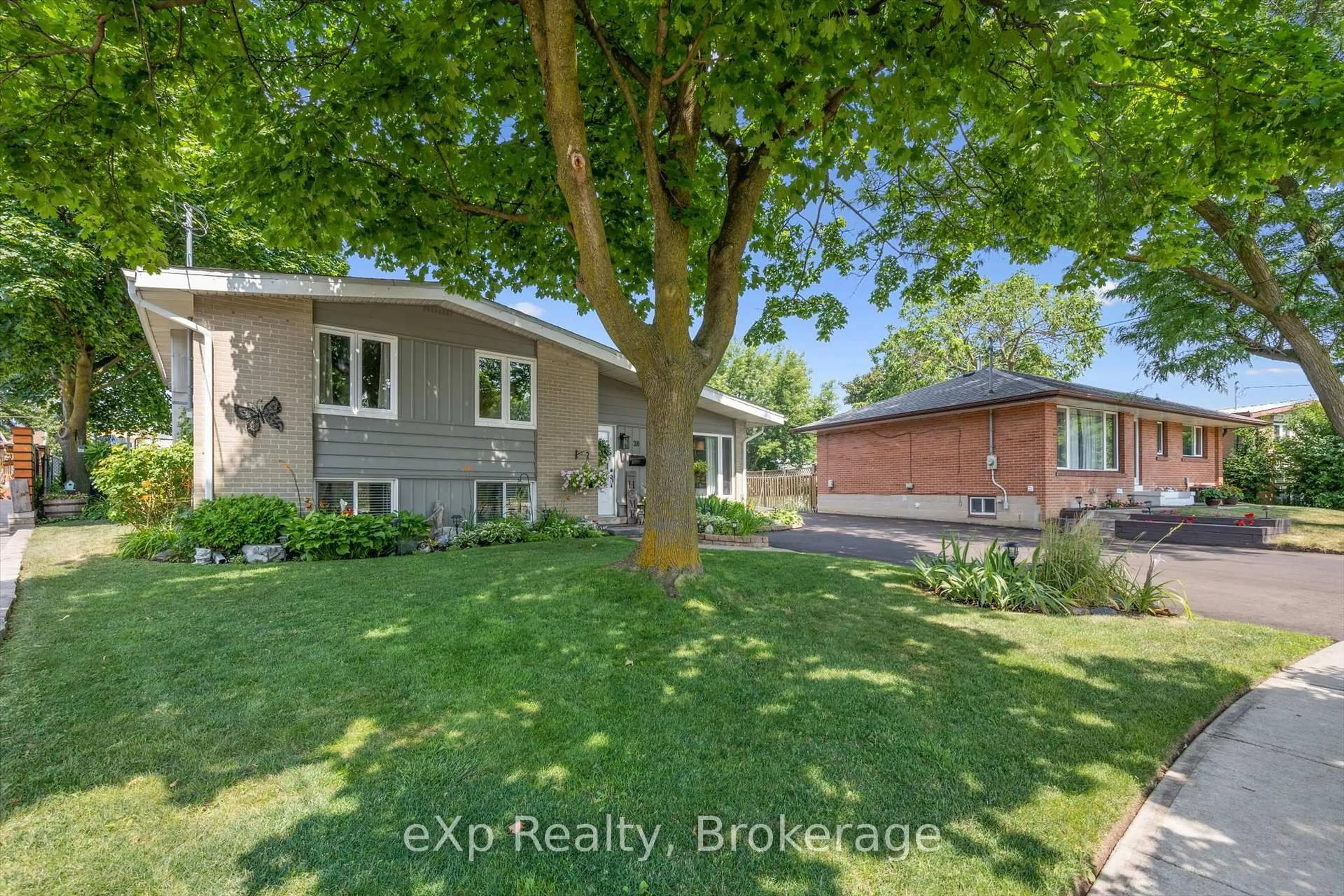 A pic from outside/outdoor area/front of a property/back of a property/a pic from drone, street for 28 ALSTON Crt, Brampton Ontario L6W 3B6