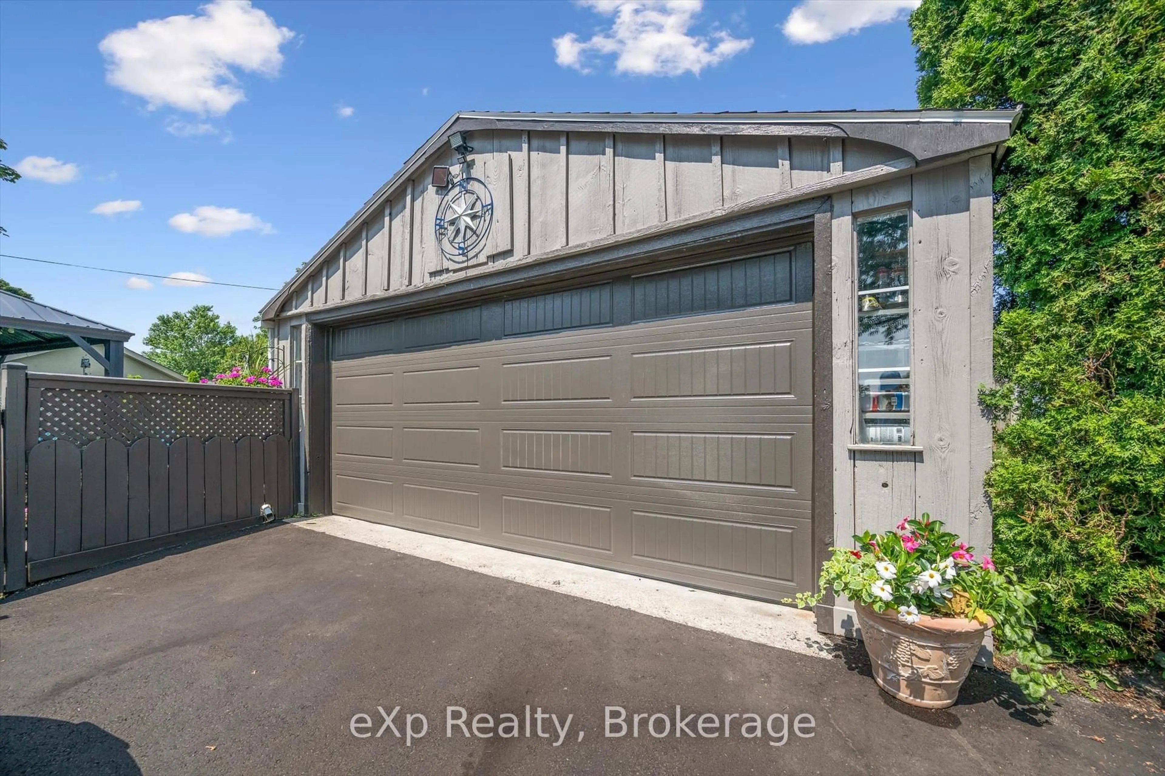 Indoor garage for 28 ALSTON Crt, Brampton Ontario L6W 3B6
