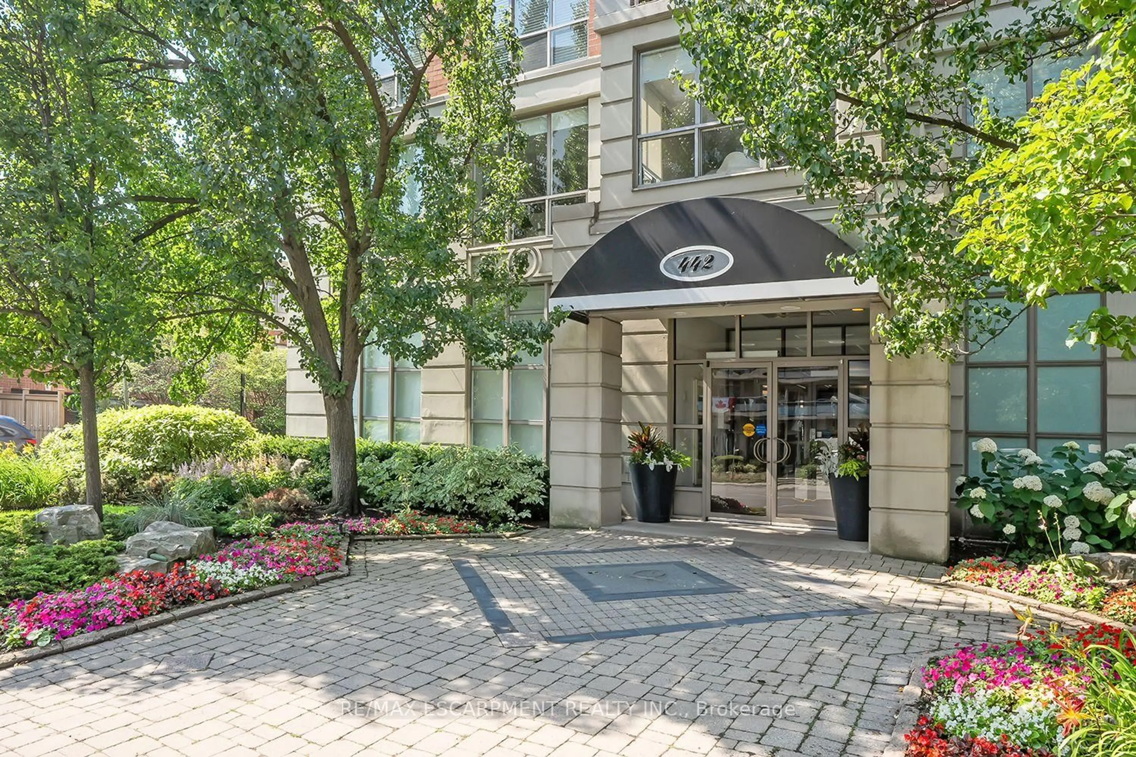 Indoor foyer for 442 Maple Ave #408, Burlington Ontario L7S 2L7