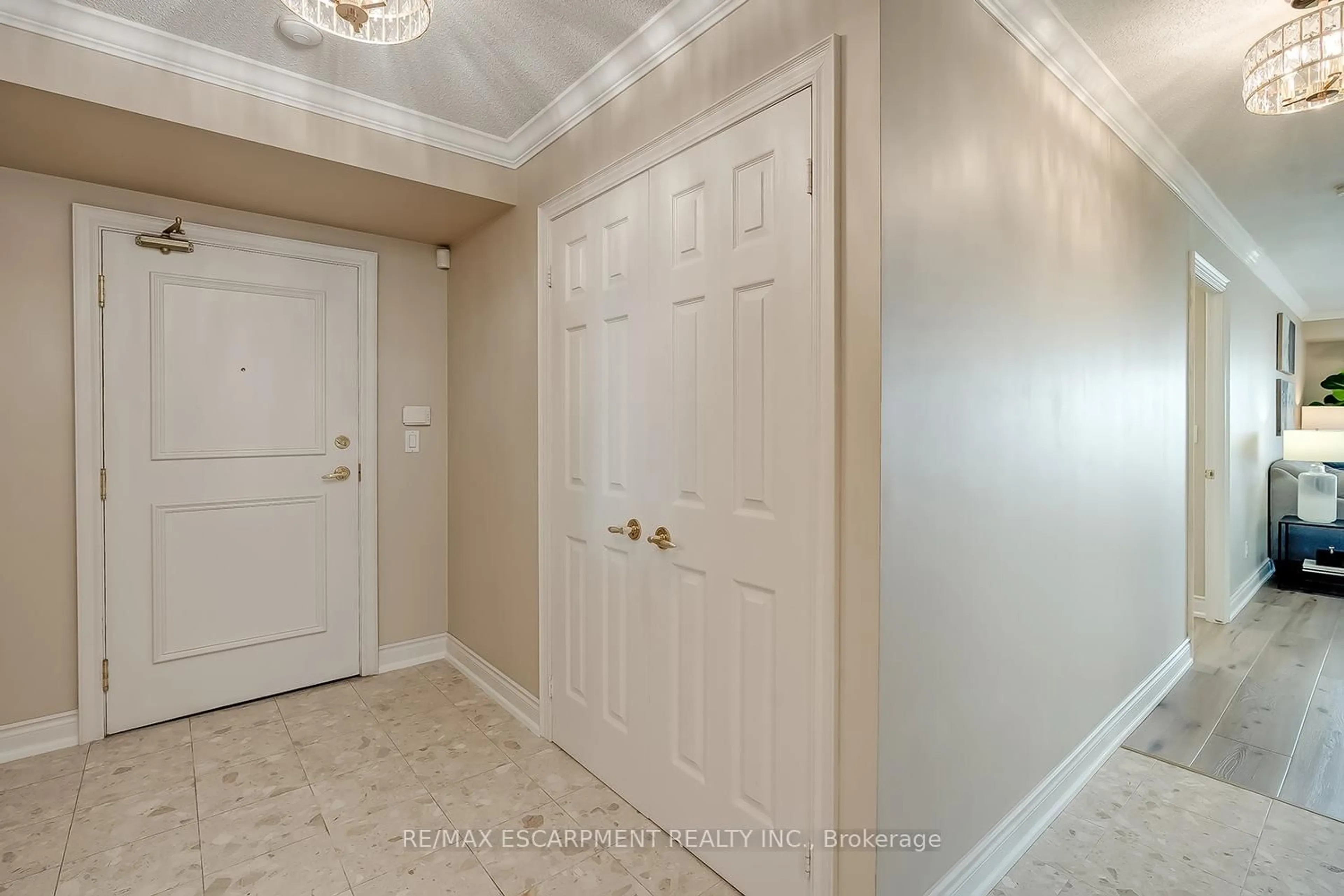 Indoor entryway for 442 Maple Ave #408, Burlington Ontario L7S 2L7