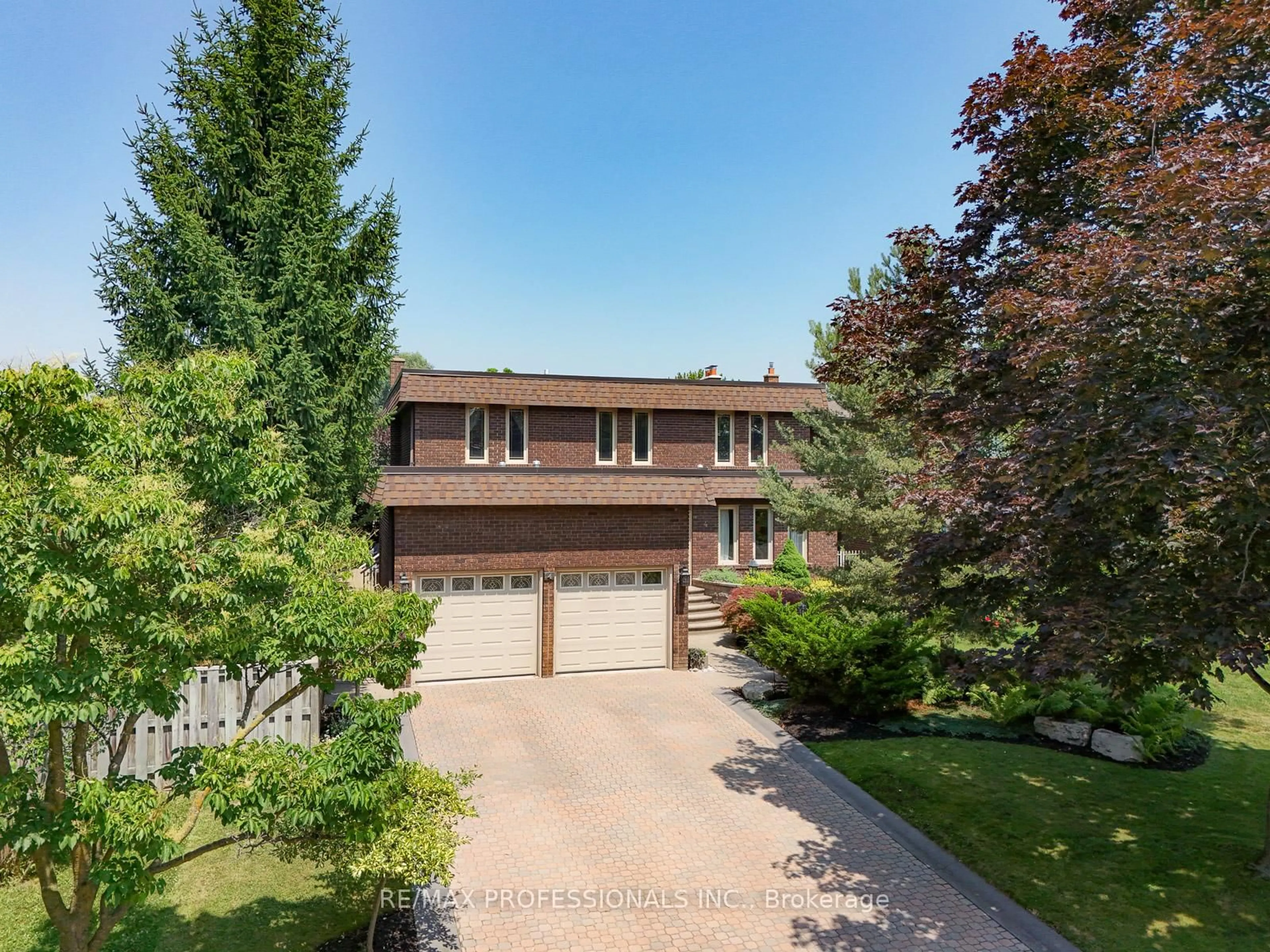A pic from outside/outdoor area/front of a property/back of a property/a pic from drone, street for 4 Neiltree Crt, Toronto Ontario M9C 5C3