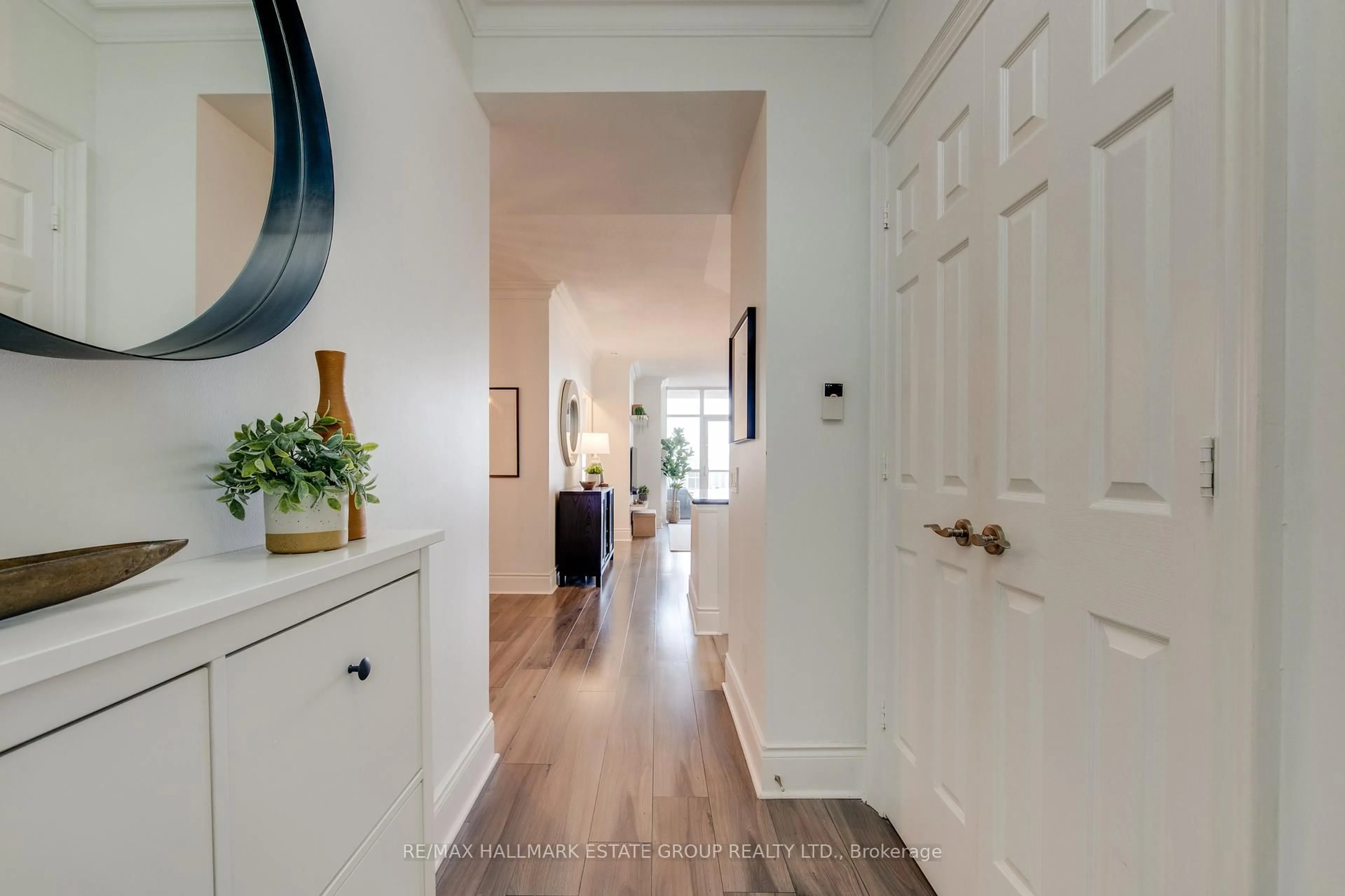 Indoor entryway for 5233 Dundas St #2324, Toronto Ontario M9B 6M1