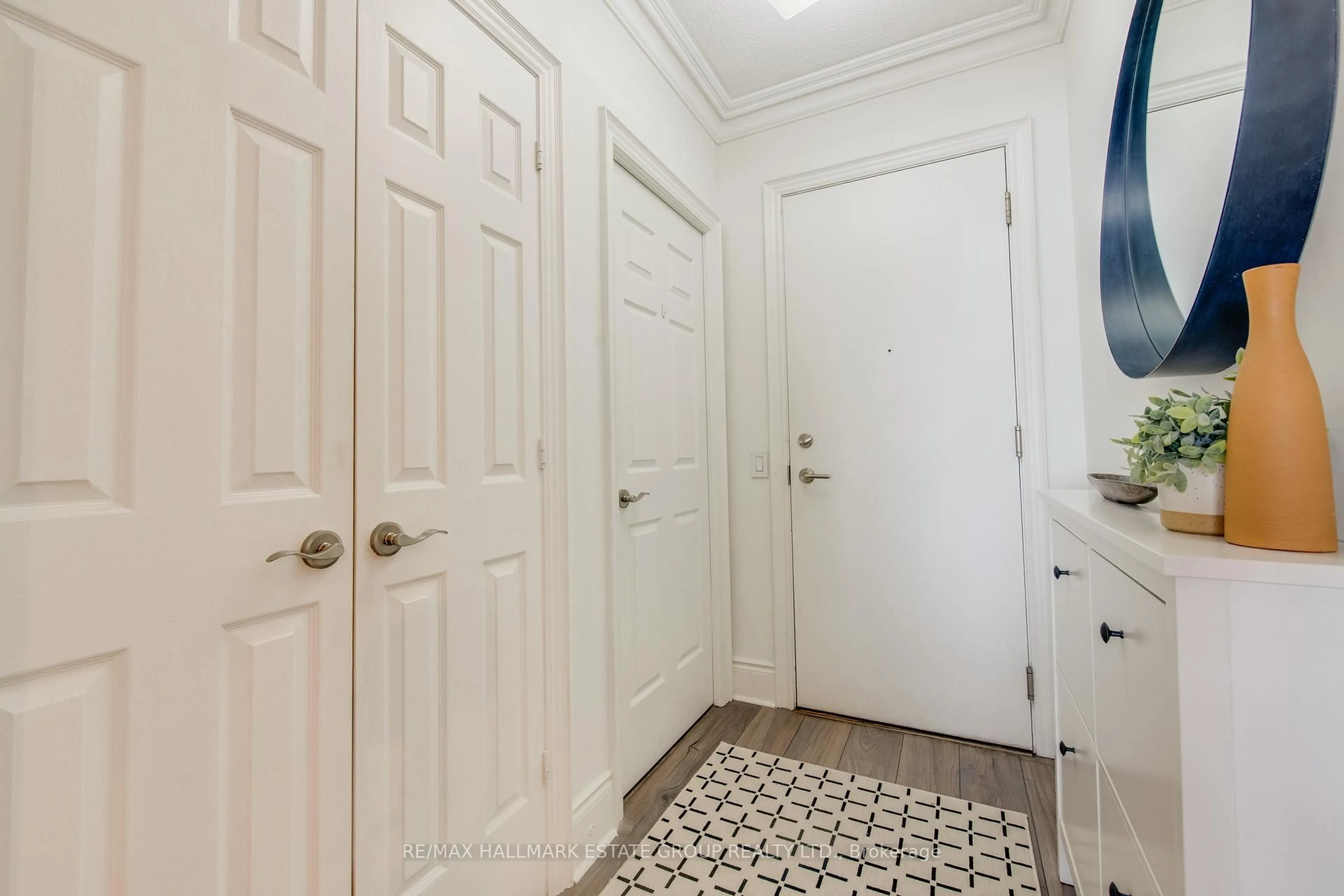 Indoor entryway for 5233 Dundas St #2324, Toronto Ontario M9B 6M1