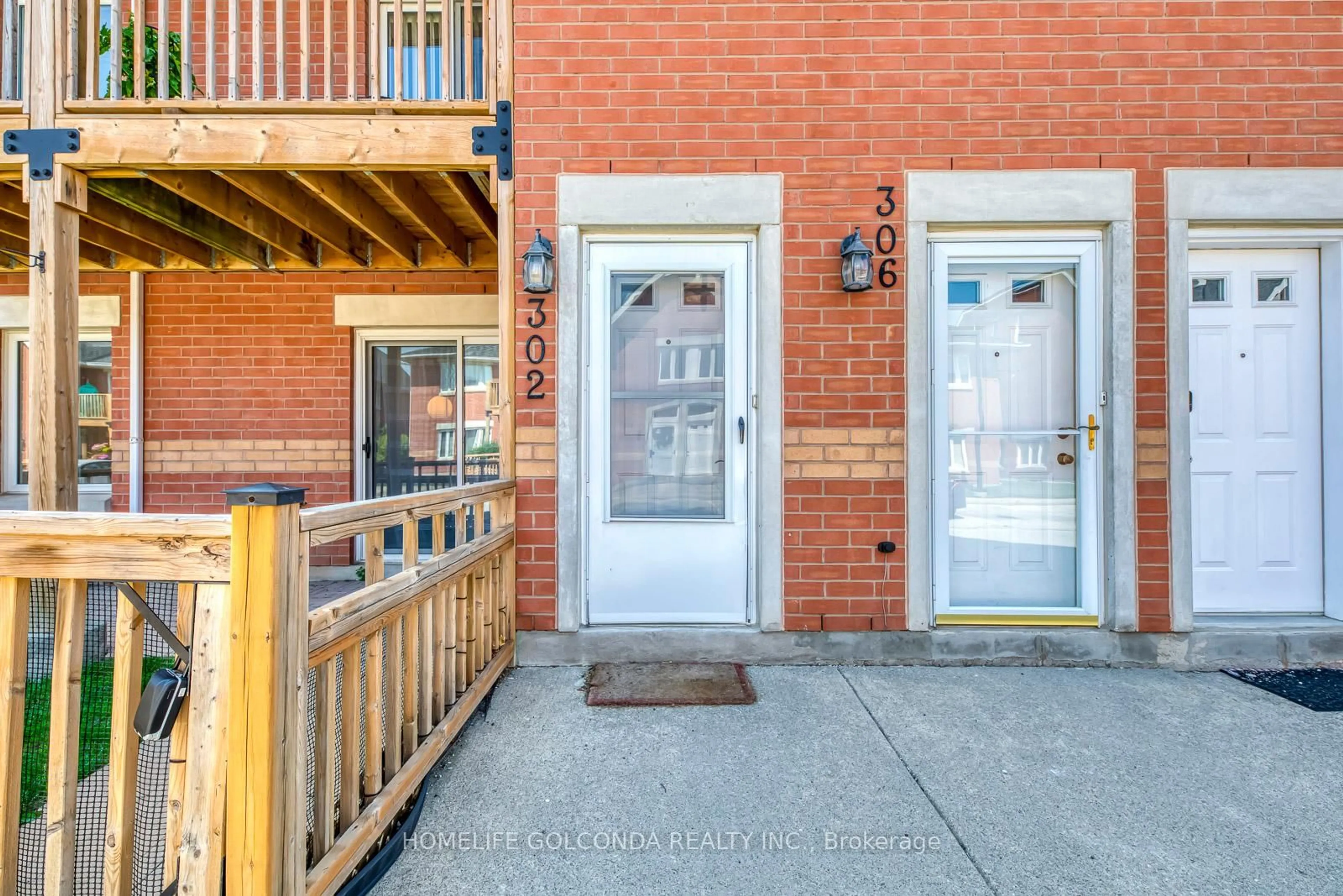 Indoor entryway for 4140 Foxwood Dr #302, Burlington Ontario L7M 4R4