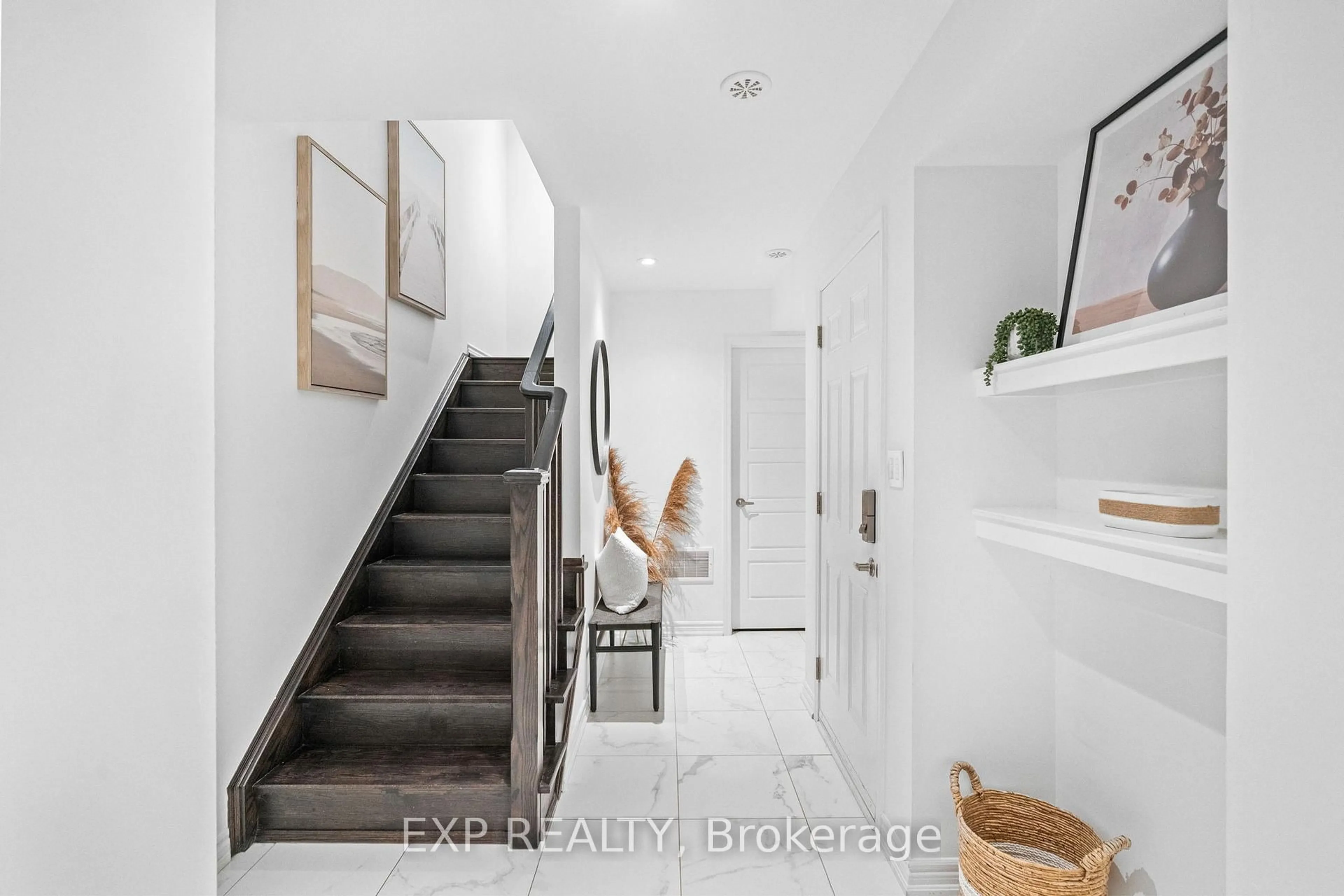 Indoor entryway for 975 Whitlock Ave #55, Milton Ontario L9E 1S9