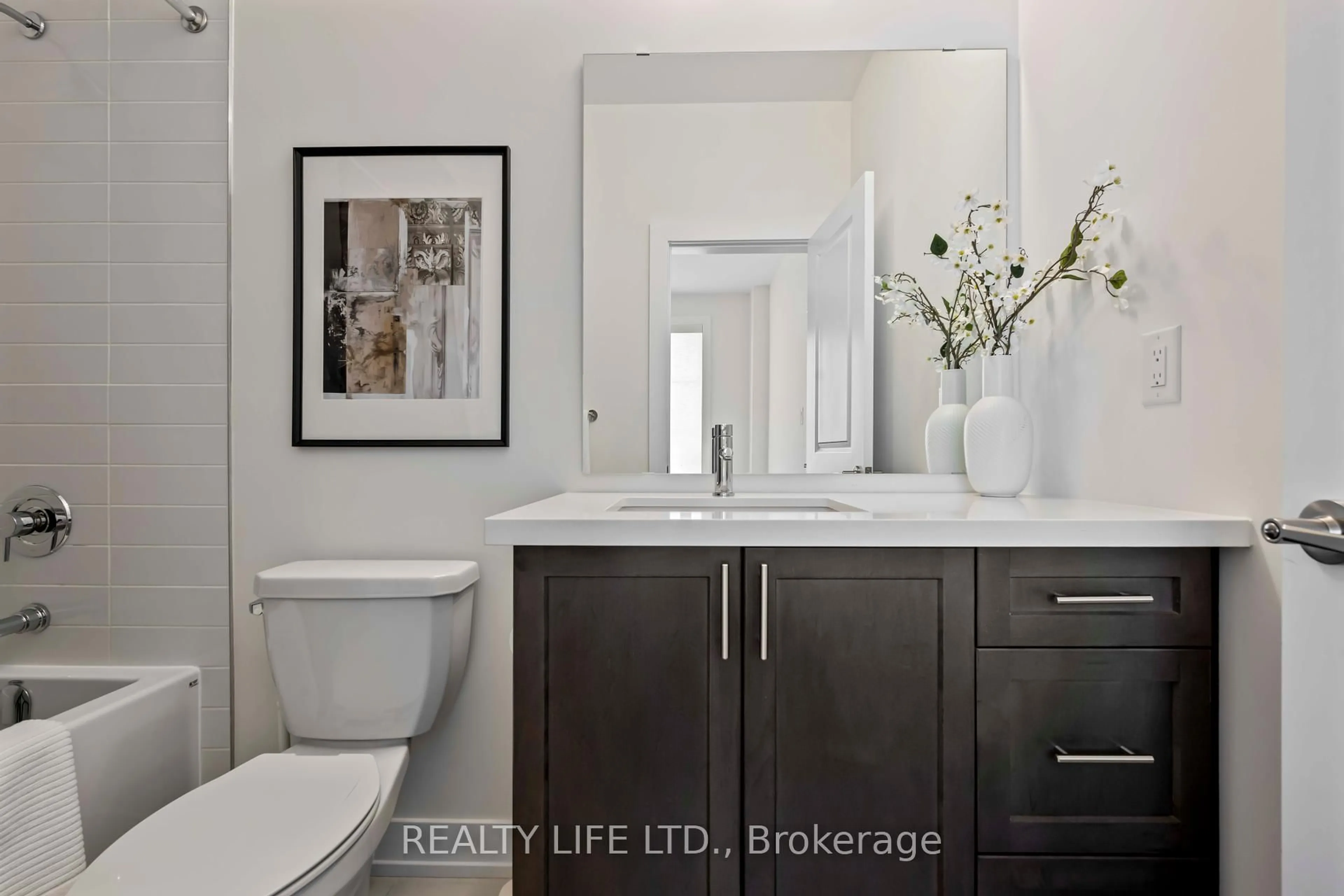 Contemporary bathroom, ceramic/tile floor for 2273 Turnberry Rd #6, Burlington Ontario L7M 2B2