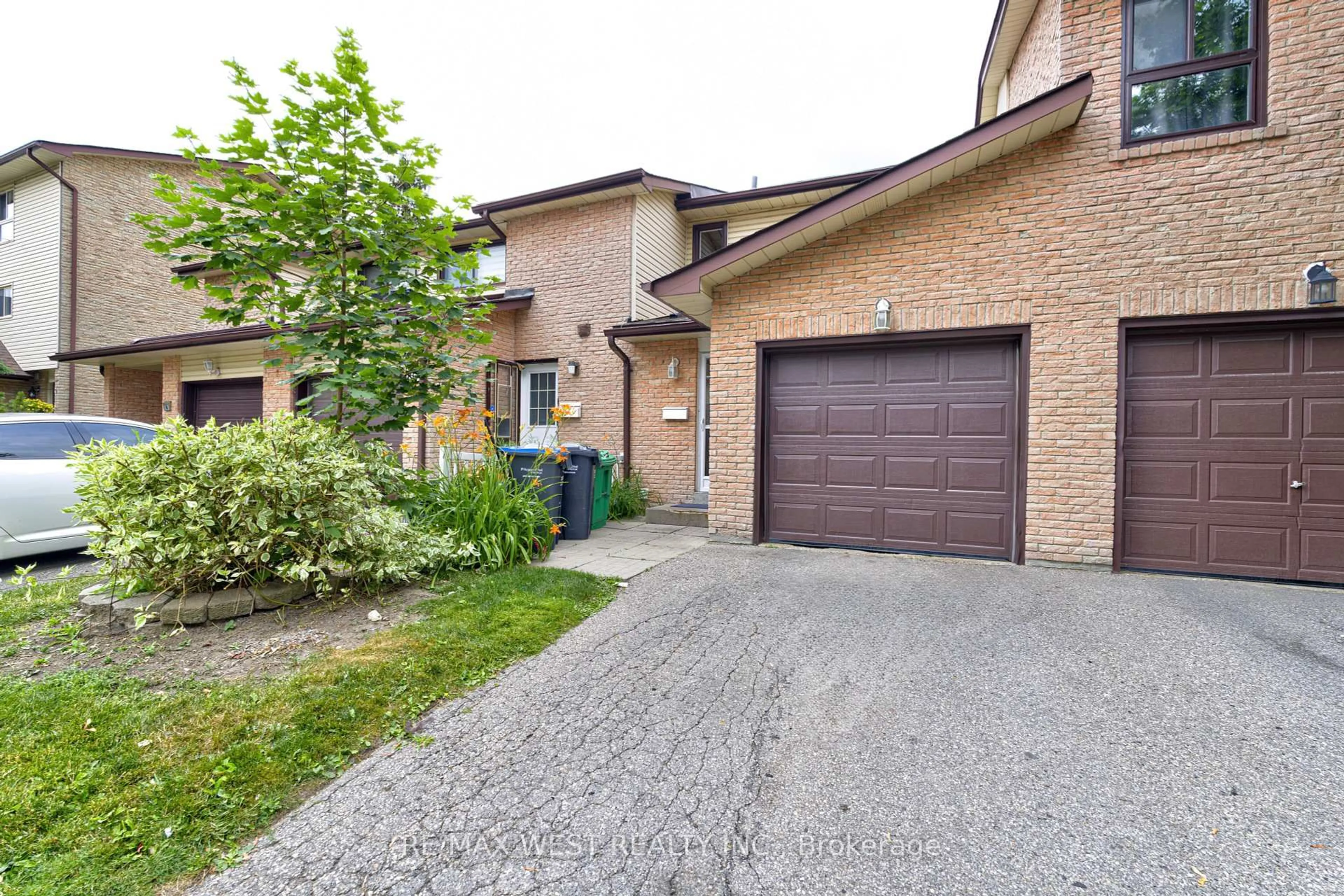 Home with brick exterior material, street for 86 Collins Cres, Brampton Ontario L6V 3N1