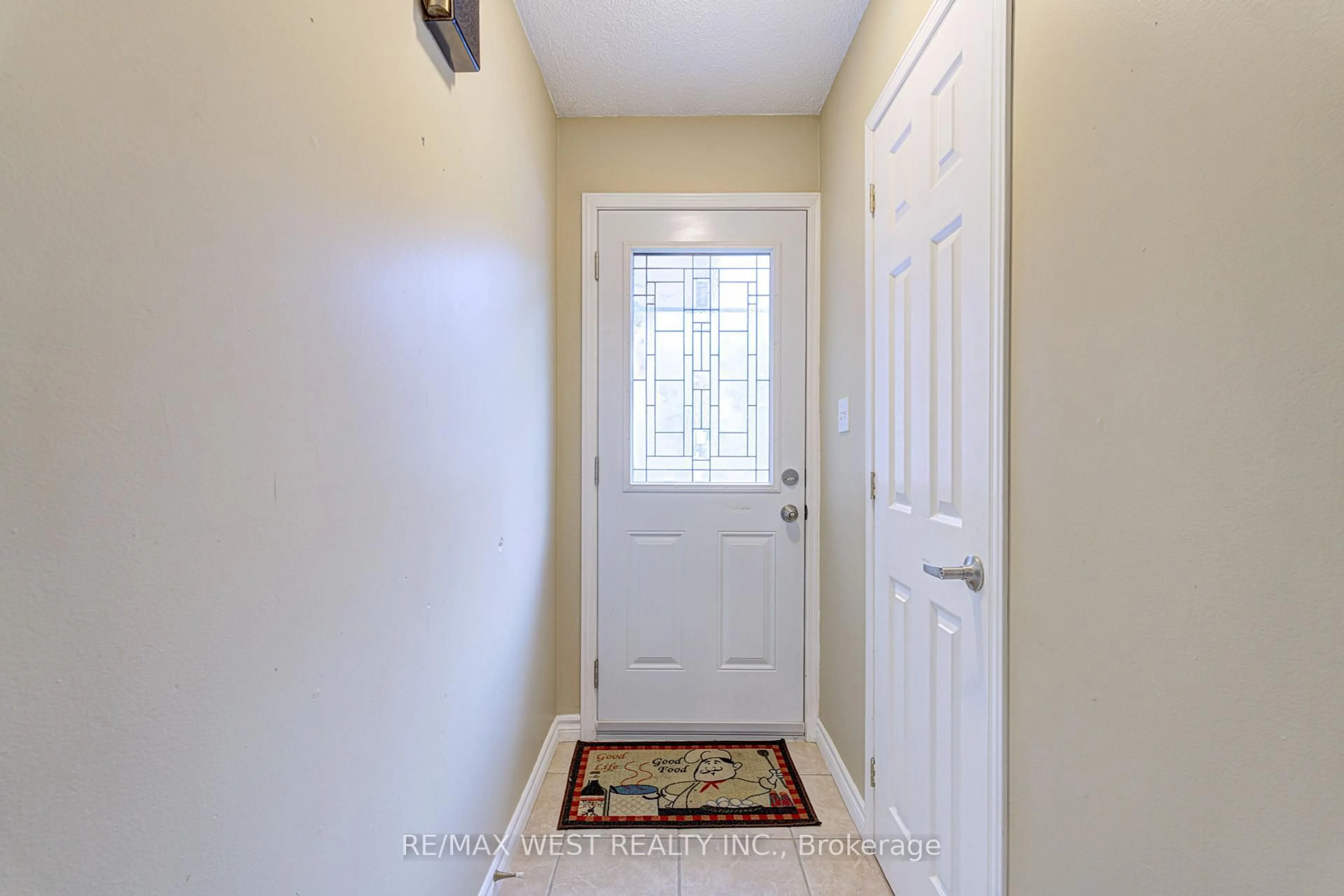 Indoor entryway for 86 Collins Cres, Brampton Ontario L6V 3N1