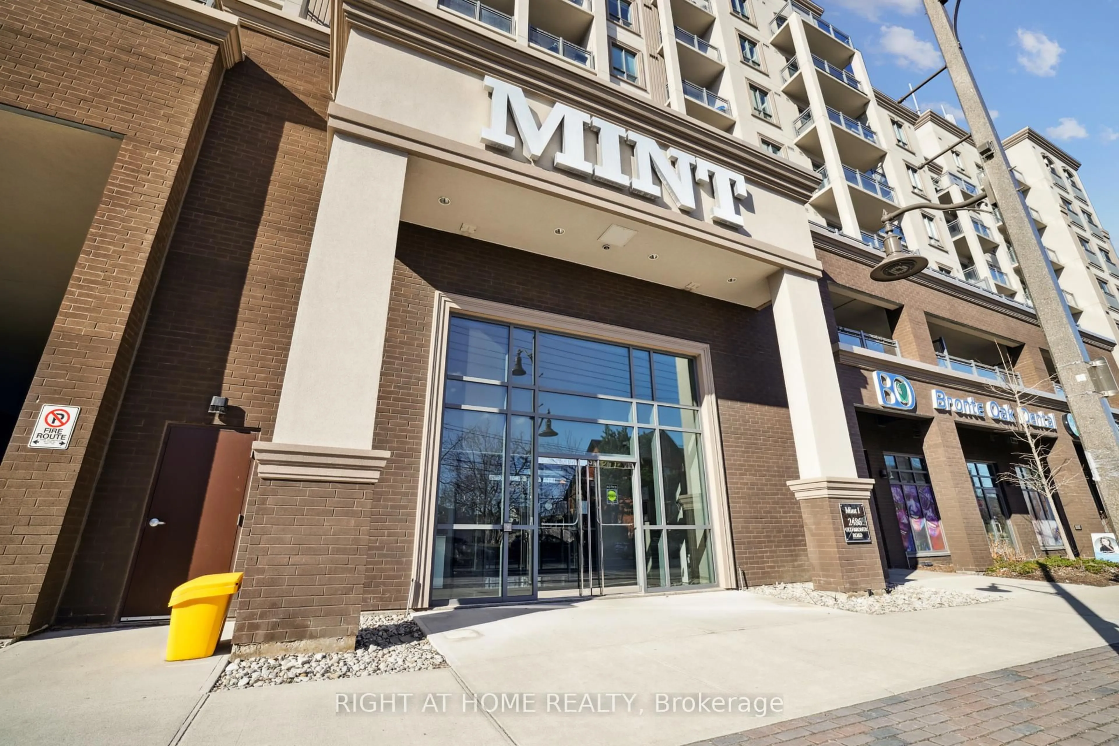 Indoor foyer for 2486 Old Bronte Rd #815, Oakville Ontario L6M 4J2