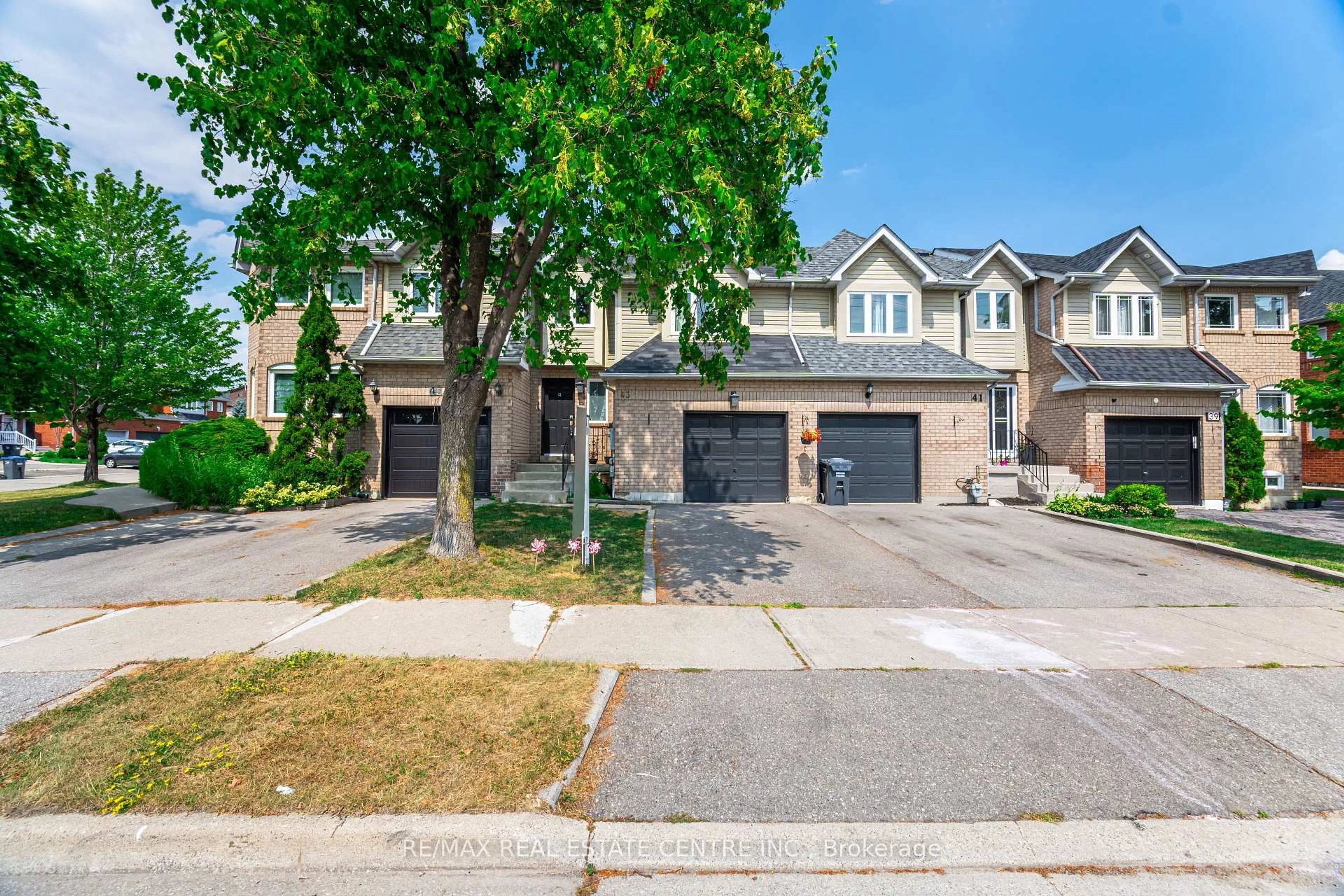 A pic from outside/outdoor area/front of a property/back of a property/a pic from drone, street for 43 Ashbrook Way, Brampton Ontario L6Y 4R4