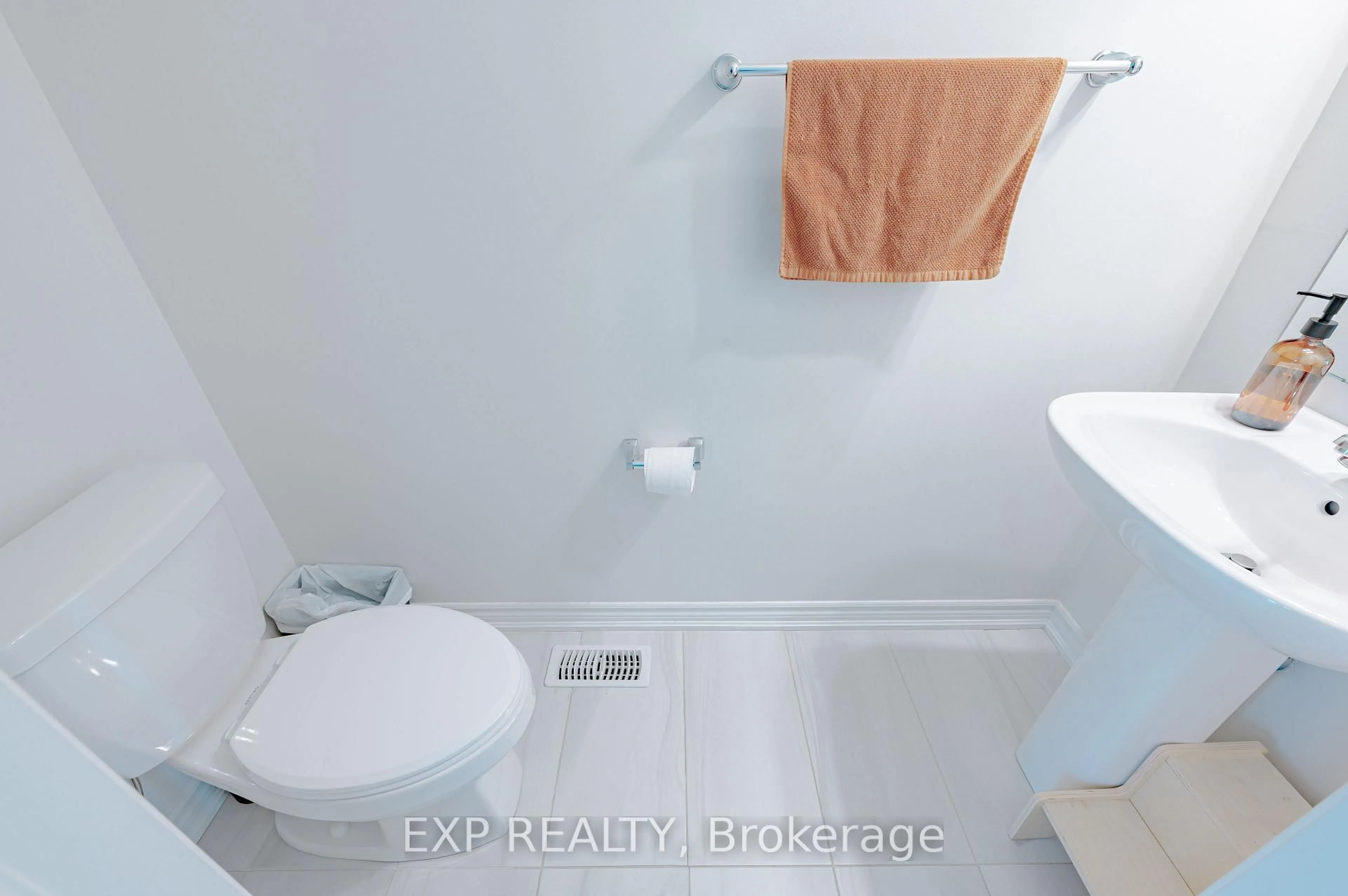 Standard bathroom, ceramic/tile floor for 28 Vestry Way, Brampton Ontario L6P 4N7
