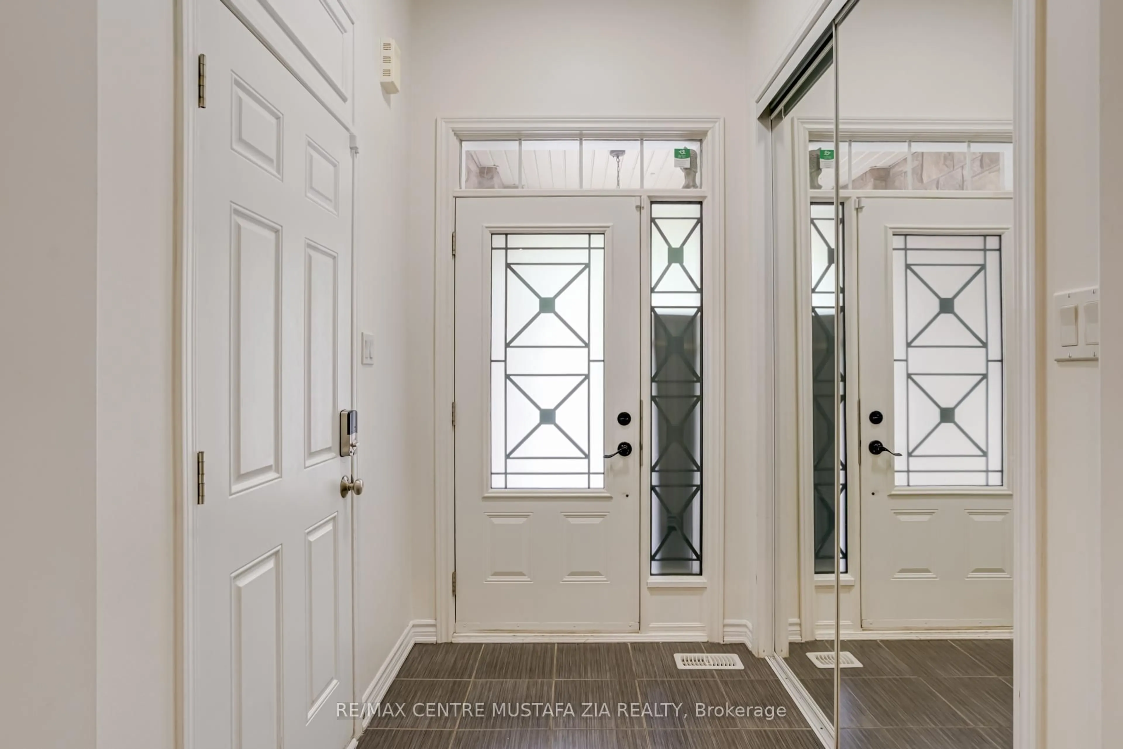 Indoor entryway for 359 Emmett Landing, Milton Ontario L9E 0A6