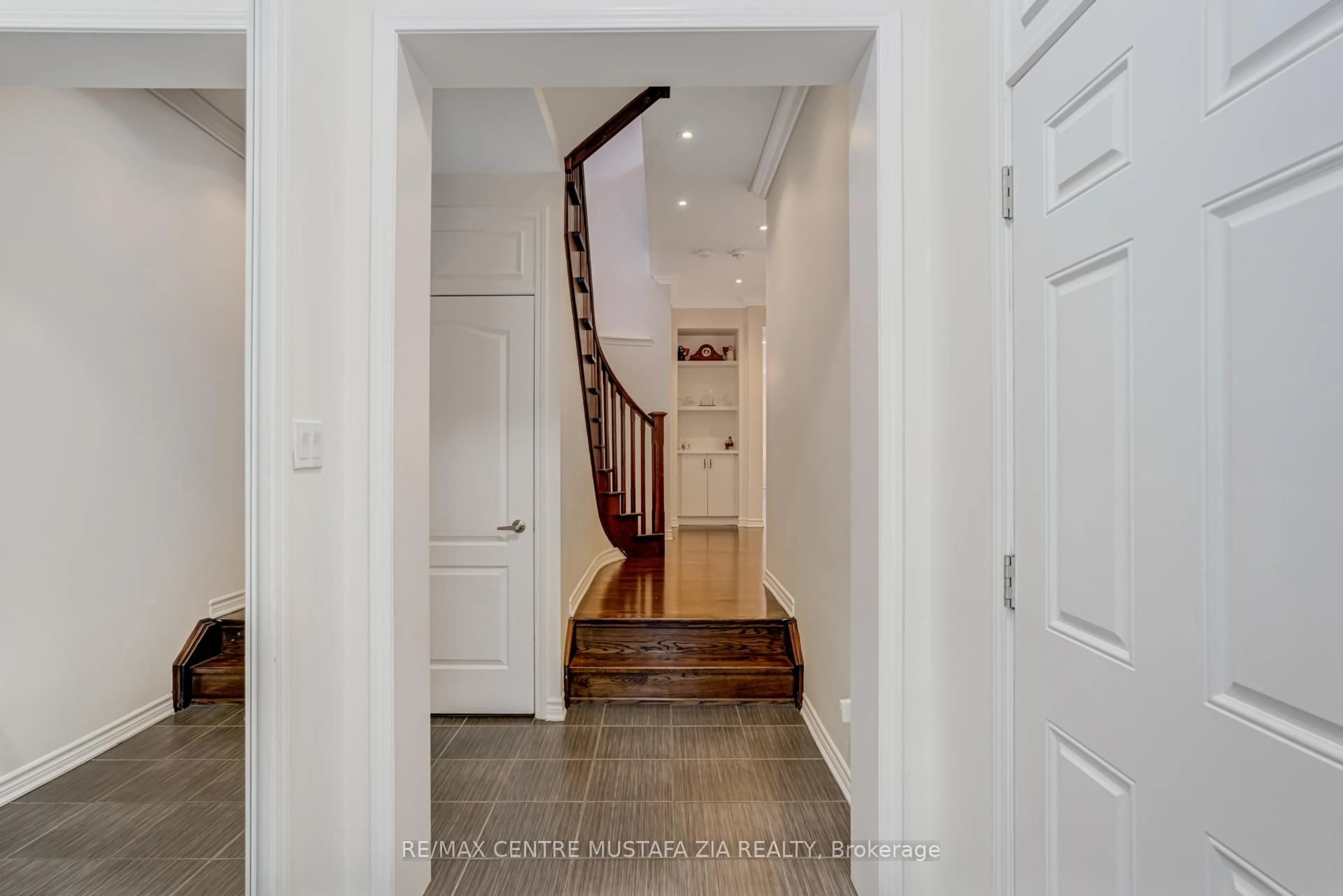 Indoor entryway for 359 Emmett Landing, Milton Ontario L9E 0A6