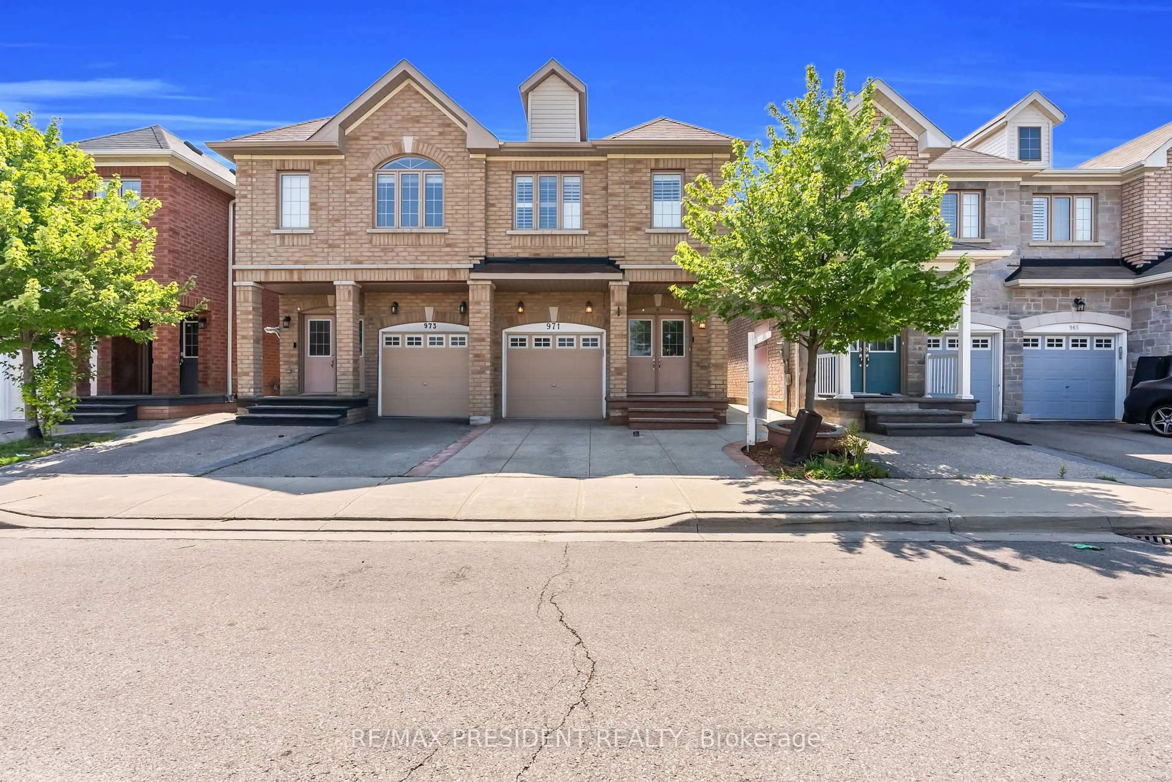 A pic from outside/outdoor area/front of a property/back of a property/a pic from drone, street for 971 Francine Cres, Mississauga Ontario L5V 0E2