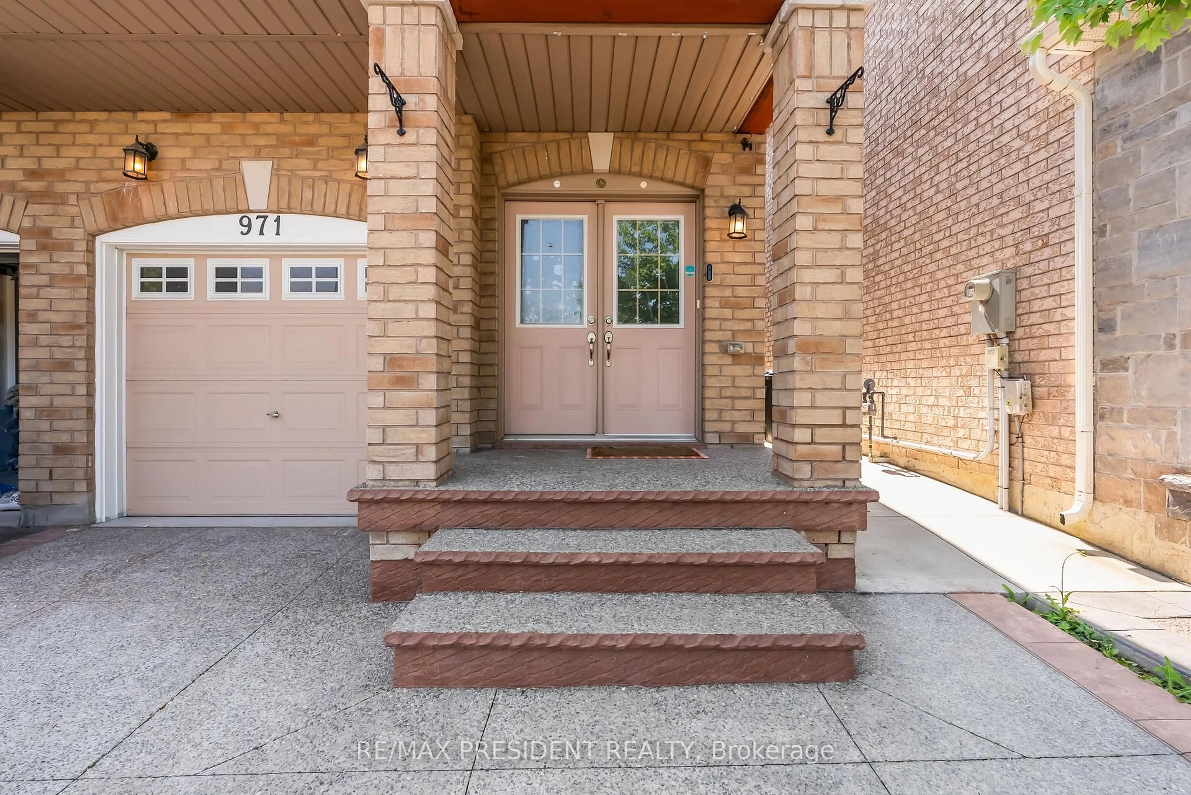 Indoor entryway for 971 Francine Cres, Mississauga Ontario L5V 0E2